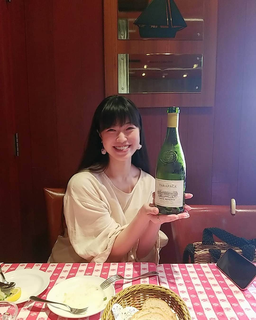 華彩ななさんのインスタグラム写真 - (華彩ななInstagram)「舞台『シアワセ』で共演した小田飛鳥ちゃんと念願のオイスターデートしました💓💓💓 二人ともお酒大好きなので、気付いたらシャンパンと白ワイン３本空いてた😂😂😂💕 ずっと会いたかったので、嬉しくてテンション上がりすぎた😍❤ 携帯のフォルダにいっぱいムービー入ってたので、いつかストーリーでアップします🙈❤️ 大好きが止まらない💓💓💓 『シアワセ』が終わっても、ずっとずっとシアワセ❤️ みんなのシアワセな顔見るのもシアワセ💓💓💓 また会いたい❤️LOVE❤️ #シアワセ #幸せ  #オイスター  #オイスターバー  #牡蠣活  #生牡蠣  #生牡蠣は飲み物です  #シャンパン  #白ワイン  #ワイン  #ワイン好きな人と繋がりたい」6月17日 19時44分 - nanakasai