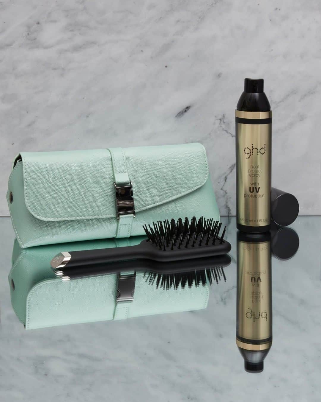 ghd hairさんのインスタグラム写真 - (ghd hairInstagram)「*cuteness overload* just look at our neo-mint gift set 👆💚 It includes a mini paddle brush and heat protect spray with UV protection (perfect for those picnics in the park ☀) Enter code GIFTSET at the checkout when you purchase an item from the upbeat collection to get yours 👏  #ghd #goodhairday #ghdupbeat #neomint #hairtools #hairaccessories #hairgoals」6月17日 19時45分 - ghdhair
