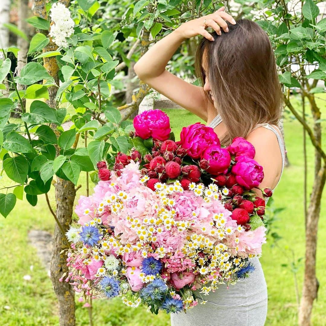 エレーナ・グレボワのインスタグラム：「Thank you, everyone, for the warm birthday wishes💞💐 #june16🎂 #peony🌸」
