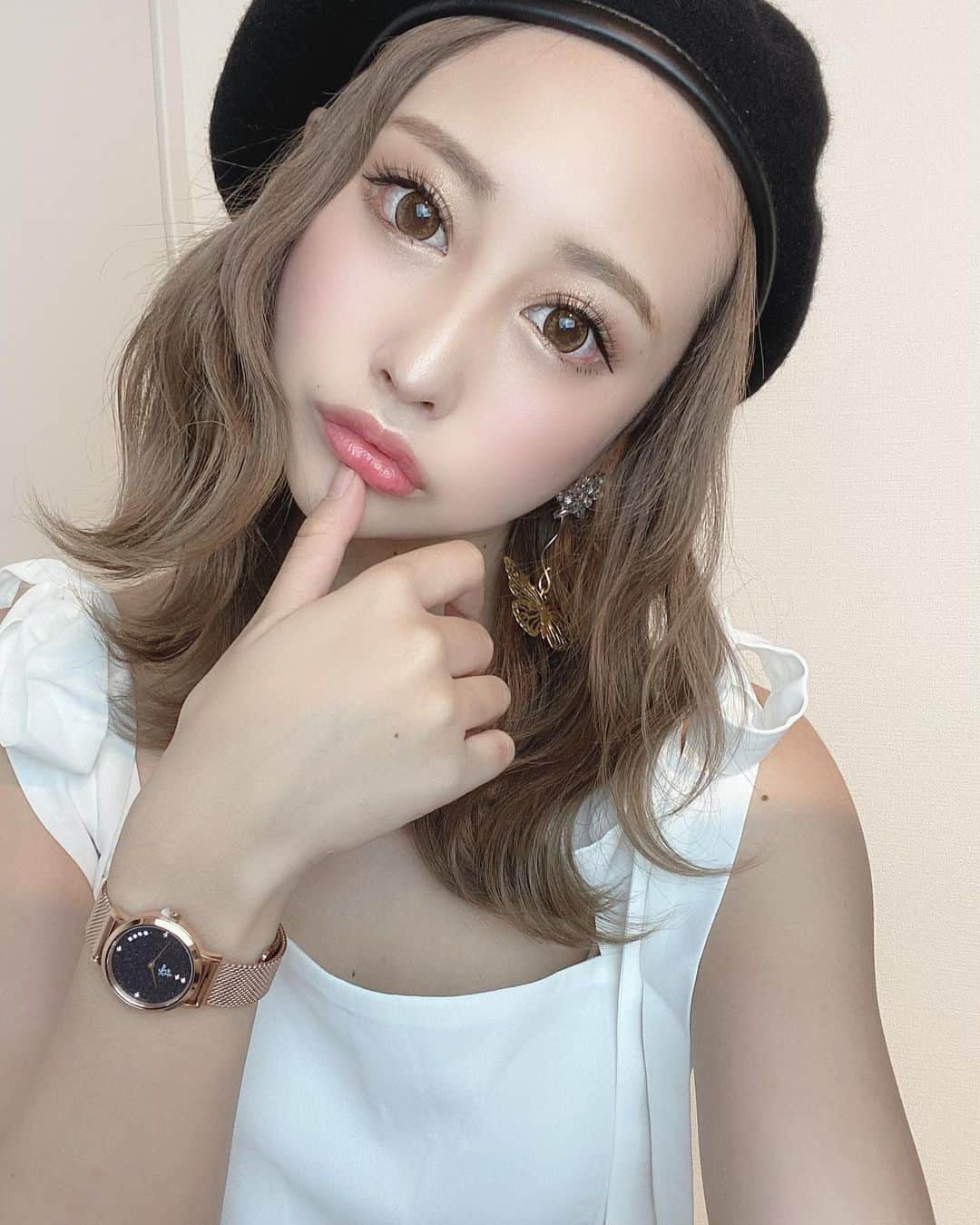 のインスタグラム：「. . NEW Watch ⌚️♡♡ . (( @liakulea_japan )) . . 文字盤がキラキラでかわいいの💓 私はゴールドにしたよん⌣̈⃝♡ . . クーポンコード🍓 「champey 」の使用で10％オフです❤️❤️ . . ベレー帽は @twowin_official ✌️💕 . . #腕時計 #liakulea #腕時計 #時計 #腕時計倶楽部 #手元倶楽部#リアクレア」