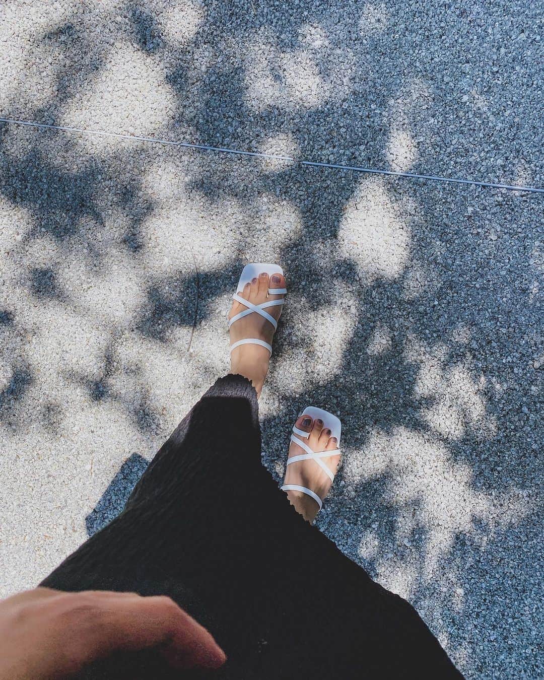 鬼辻麻衣さんのインスタグラム写真 - (鬼辻麻衣Instagram)「この夏、毎日のように履くであろうサンダル🎐🌿 柔らかい素材で、指の所も一切痛くならない！！ これ、シルバーもあって可愛いかったよ🥰 @jihyang_0305 のものです！ ・ ・ ともありがとう〜🥰💓」6月17日 19時51分 - kitsumai