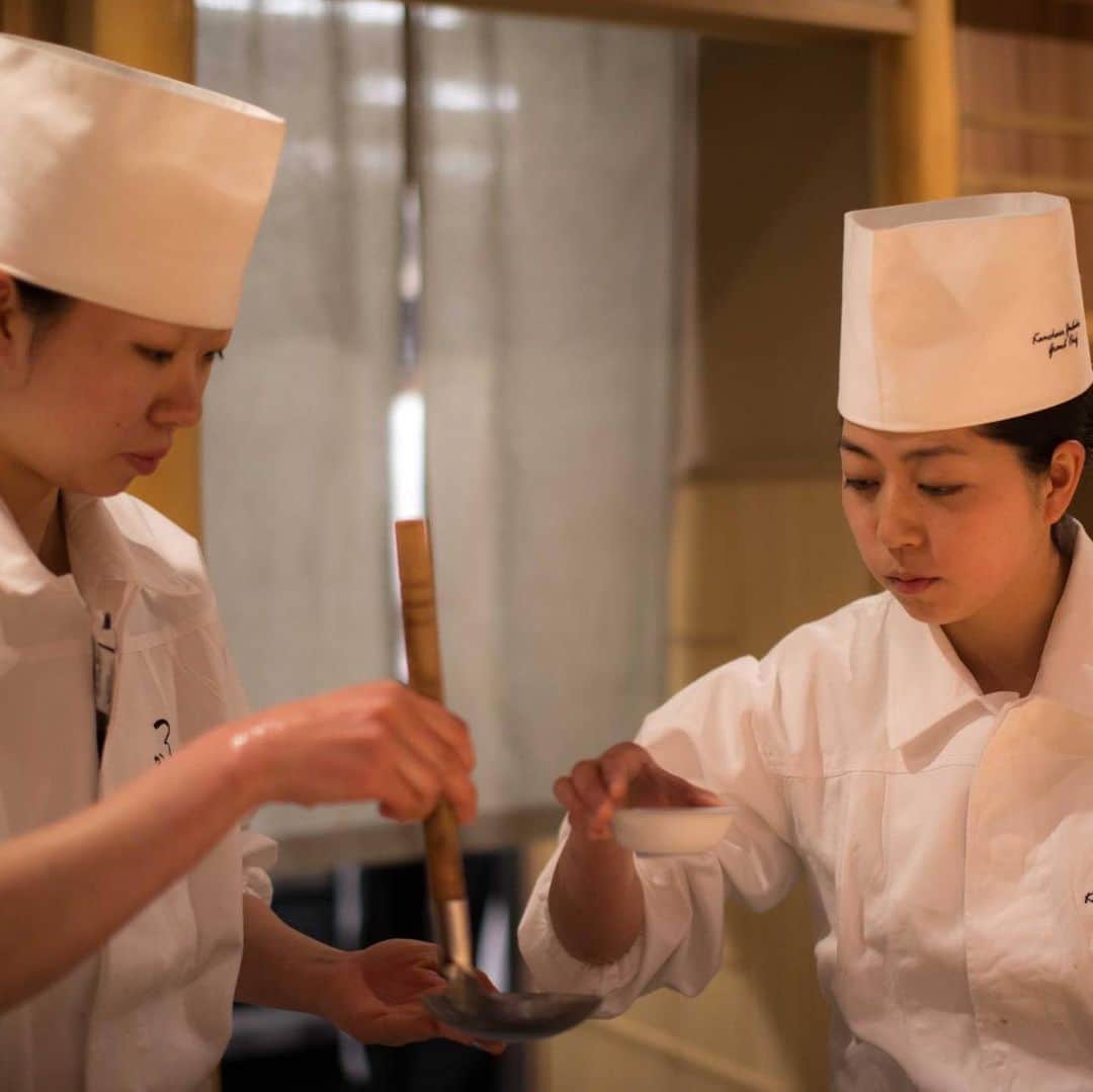 The Japan Timesさんのインスタグラム写真 - (The Japan TimesInstagram)「Yubako Kamohara leads Japan’s only all-female "kaiseki" restaurant, Tsurutokame. But becoming an itamae chef wasn’t easy. “(Being an itamae) is such a big challenge, especially in Japan, where this industry is so male-dominated,” Kamohara explains. “So I always push myself. If I think ‘OK, that’s good enough,’ it won’t be sufficient.” Read the full story with the link in our bio. 📸 Daiyu So . . . . . . #Japan #Tokyo #kaiseki #cooking #japanesecooking #japanesefood #instafood #restaurant #日本 #東京 #懐石 #料理 #日本料理 #食べ物 #美味しい #レストラン #👩🏻‍🍳」6月17日 19時51分 - thejapantimes
