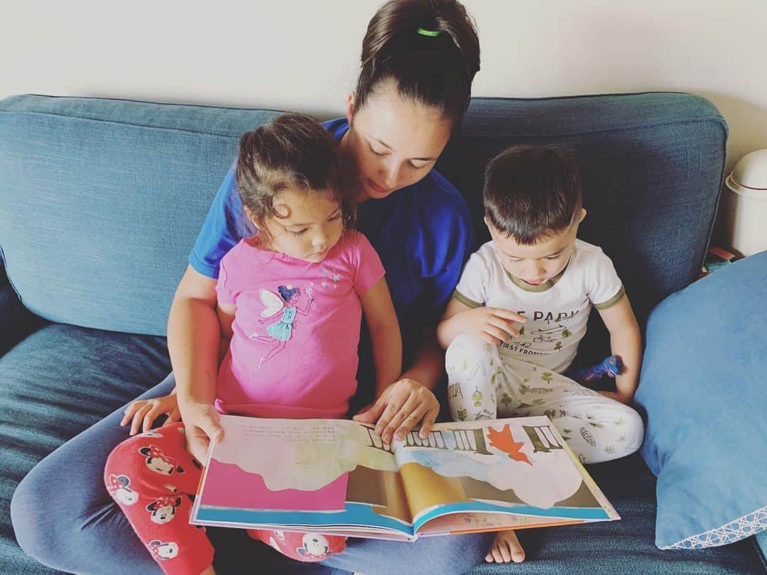エリナ シルカのインスタグラム：「So many books to read, so little time 📚😴 朝起きて本、幼稚園終わって本、寝る前に本。 絵本大好きなのは読書ラブの私譲りなのかな🧐😏😏　でも声出して読むから常に喉がカピカピ🤷‍♀️」