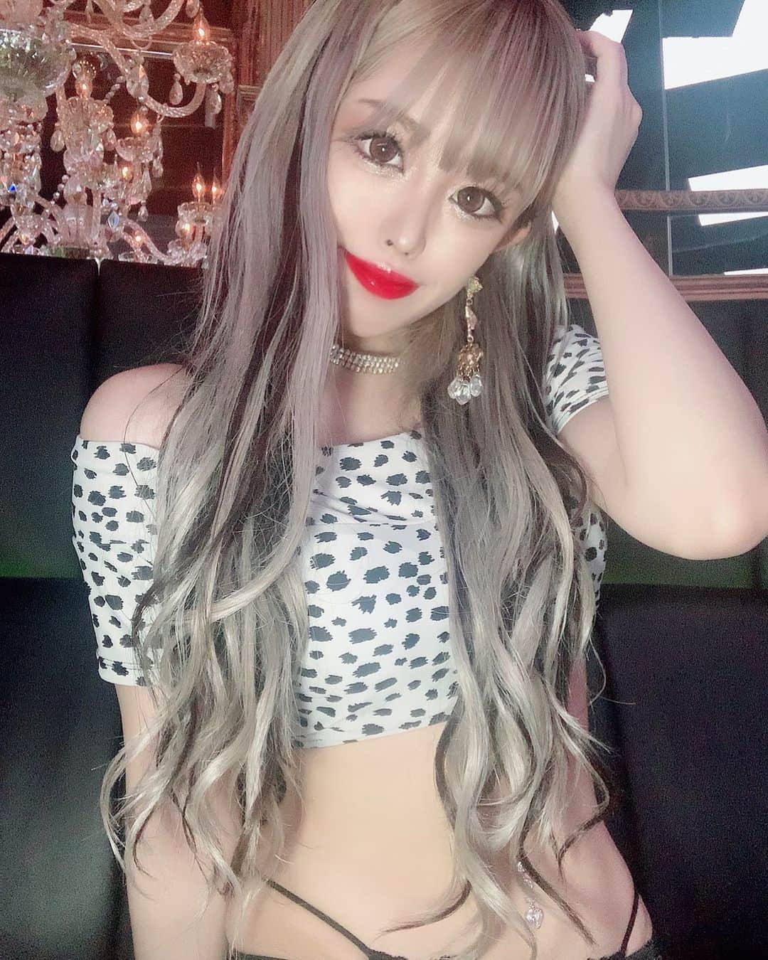 あんじゅのインスタグラム：「♡ ． 平日でも会いに来てね🤨✌🏻💓 ． ．  #Burlesque #バーレスク #バーレスク東京 #大阪 #バーレスク大阪 #北新地 #ミナミ #キャバクラ #ホスト #歌舞伎町 #ダンサー #Japanesegirl #自発ください  #ロリ顔 #グラビア  #ガンメッシュ #ギャル #加工厨 #量産型 #太もも #むちむち #低身長女子 #雰囲気詐欺 #雰囲気好きな人いいね #自撮り界隈  #1mmでもいいなと思ったらいいね #被写体  #ギャルメイク #派手髪 #筋肉女子」