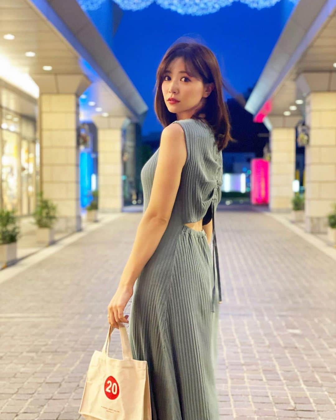 石井里奈さんのインスタグラム写真 - (石井里奈Instagram)「こんばんは✨ . 昨日ストーリーズでも反響がありましたが、梅雨で広がりやすかった髪を @yokotakuxx に半年ぶりに髪リぺしてもらいにいってきました💇‍♀️✨ . 梅雨のせいか髪の毛が広がりやすくなってたのがサイドが綺麗におさまって艶髪に✨ . 縮毛矯正とトリートメントの間のような感じで、酸熱トリートメントでもないので色抜けもしないし、半年持続するのが本当いい👍✨ . 人気なのでホットペッパーは予約埋まってるみたいですが、 @yokotakuxx にDM送るとなんとか調整してくれるみたいです🙆‍♀️笑 . そしてこの日のコーデはこちら👗 . dress... @mercuryduo_com  bag... @pierre_marcolini_japan . マーキュリーのこのワンピ着る度に褒められる🙆‍♀️日中でもまた撮って載せたいな♡ . バッグはピエールマルコリーニが今年で20周年ということで記念のトートバッグ🛍このサイズ使いやすいよね💕 . 今、20周年の記念チョコも売っていて10粒チョコが色々入って、なんとお値段2,160円（税込）❣️チョコ好きの皆さん、これは買いです🍫！ . お土産でもご褒美でもぜひお試ししてみてくださいね💕今日もお疲れ様でした✨ . #縮毛矯正 #ストレートヘア #ヘアトリートメント #トリートメント #ストレート #ツヤ髪 #梅雨対策 #くせ毛 #マーキュリーデュオ #mercuryduo #ピエールマルコリーニ #夏ワンピ #代官山 #daikanyama #ヘアスタイル #hairstyle #梅雨 #髪質改善 #髪リぺ #チョコレート #chocolate #チョコ #手土産 #チョコ好き #記念品 #ニットワンピース #ニットワンピ #ご褒美 #スイーツ #pierremarcolini」6月17日 20時06分 - ri7tin1025