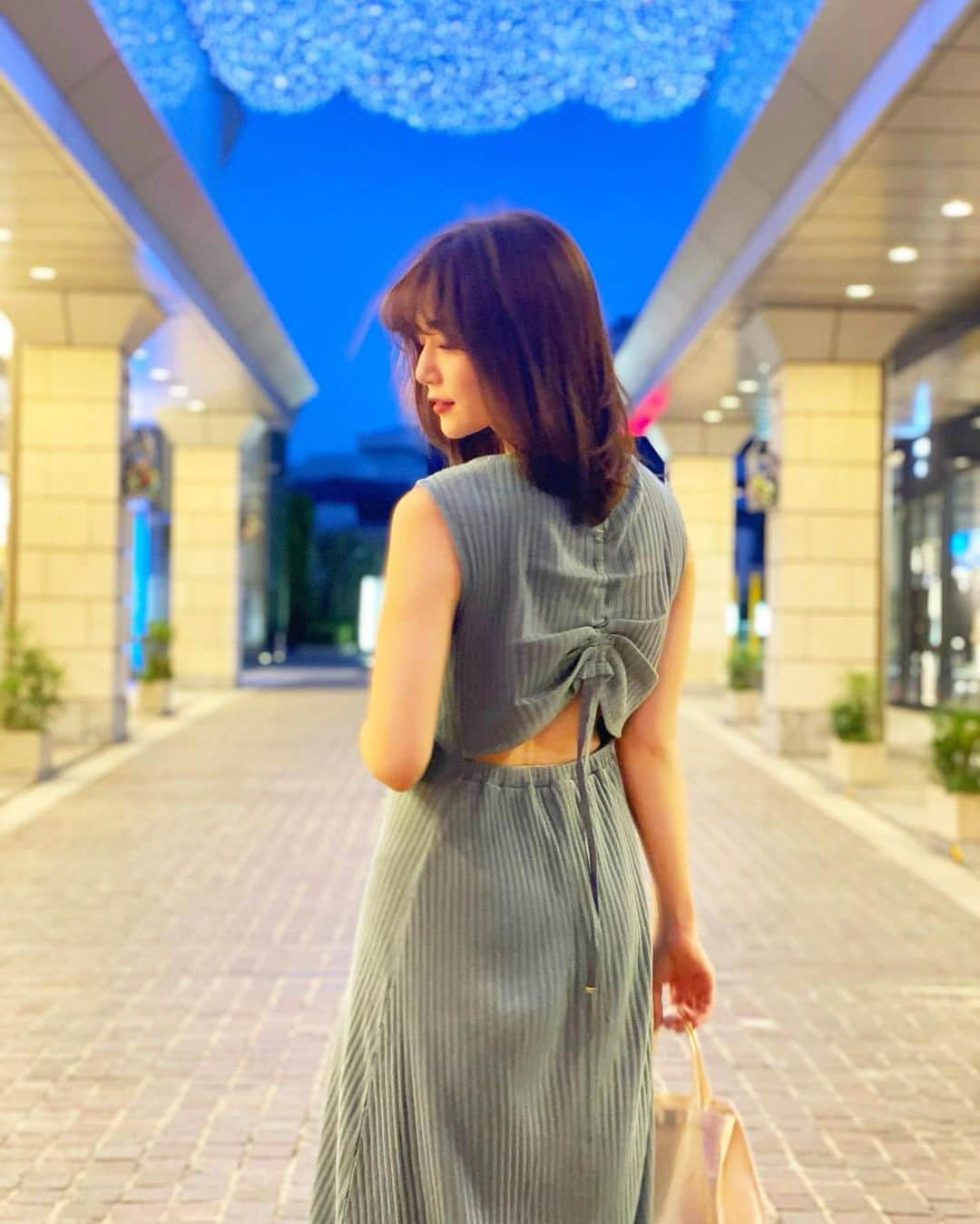 石井里奈さんのインスタグラム写真 - (石井里奈Instagram)「こんばんは✨ . 昨日ストーリーズでも反響がありましたが、梅雨で広がりやすかった髪を @yokotakuxx に半年ぶりに髪リぺしてもらいにいってきました💇‍♀️✨ . 梅雨のせいか髪の毛が広がりやすくなってたのがサイドが綺麗におさまって艶髪に✨ . 縮毛矯正とトリートメントの間のような感じで、酸熱トリートメントでもないので色抜けもしないし、半年持続するのが本当いい👍✨ . 人気なのでホットペッパーは予約埋まってるみたいですが、 @yokotakuxx にDM送るとなんとか調整してくれるみたいです🙆‍♀️笑 . そしてこの日のコーデはこちら👗 . dress... @mercuryduo_com  bag... @pierre_marcolini_japan . マーキュリーのこのワンピ着る度に褒められる🙆‍♀️日中でもまた撮って載せたいな♡ . バッグはピエールマルコリーニが今年で20周年ということで記念のトートバッグ🛍このサイズ使いやすいよね💕 . 今、20周年の記念チョコも売っていて10粒チョコが色々入って、なんとお値段2,160円（税込）❣️チョコ好きの皆さん、これは買いです🍫！ . お土産でもご褒美でもぜひお試ししてみてくださいね💕今日もお疲れ様でした✨ . #縮毛矯正 #ストレートヘア #ヘアトリートメント #トリートメント #ストレート #ツヤ髪 #梅雨対策 #くせ毛 #マーキュリーデュオ #mercuryduo #ピエールマルコリーニ #夏ワンピ #代官山 #daikanyama #ヘアスタイル #hairstyle #梅雨 #髪質改善 #髪リぺ #チョコレート #chocolate #チョコ #手土産 #チョコ好き #記念品 #ニットワンピース #ニットワンピ #ご褒美 #スイーツ #pierremarcolini」6月17日 20時06分 - ri7tin1025