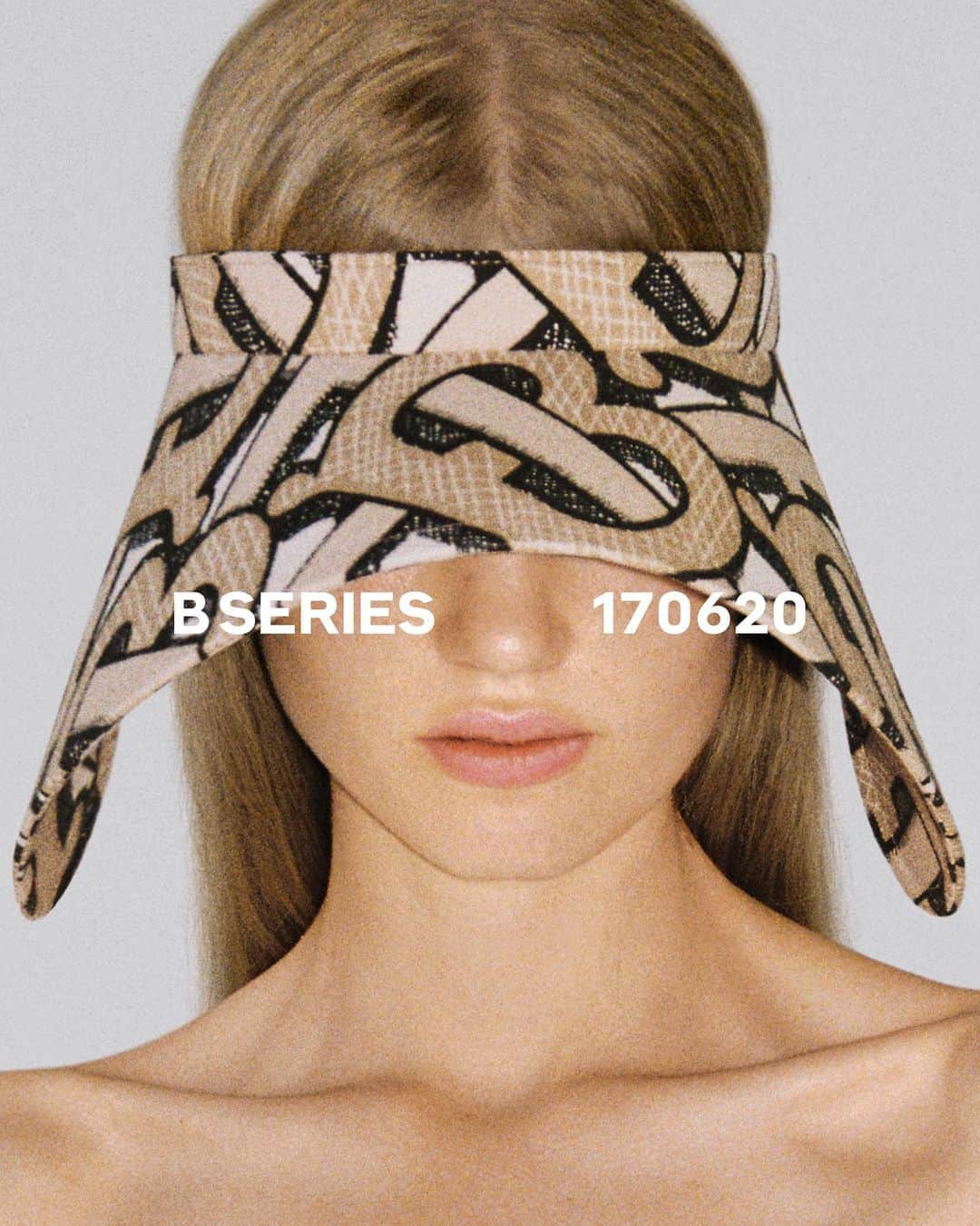のインスタグラム：「#TheBSeries 17 June – Shop now . Available for 24 hours only . Introducing the limited-edition Cotton Bonnet Visor. Inspired by Victorian headwear and printed with the #TBSummerMonogram . #BurberryGeneration #ThomasBurberryMonogram」
