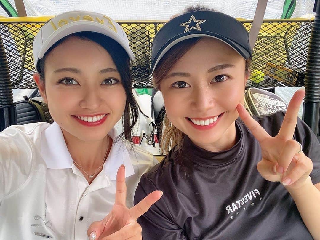 のインスタグラム：「みなみちゃんと⛳️💕 . この日はみなみちゃんはホワイトで、私はブラックでした😌 . 楽しかった😍 .  #ゴルフ#ゴルフ女子#golf#golfgirl#golfswing#ゴルフスイング#sports#スポーツ#スポーツ女子#instagolf#골프#골프여자#스포츠#高尔夫球#高尔夫#ゴルフウェア#golfwear」