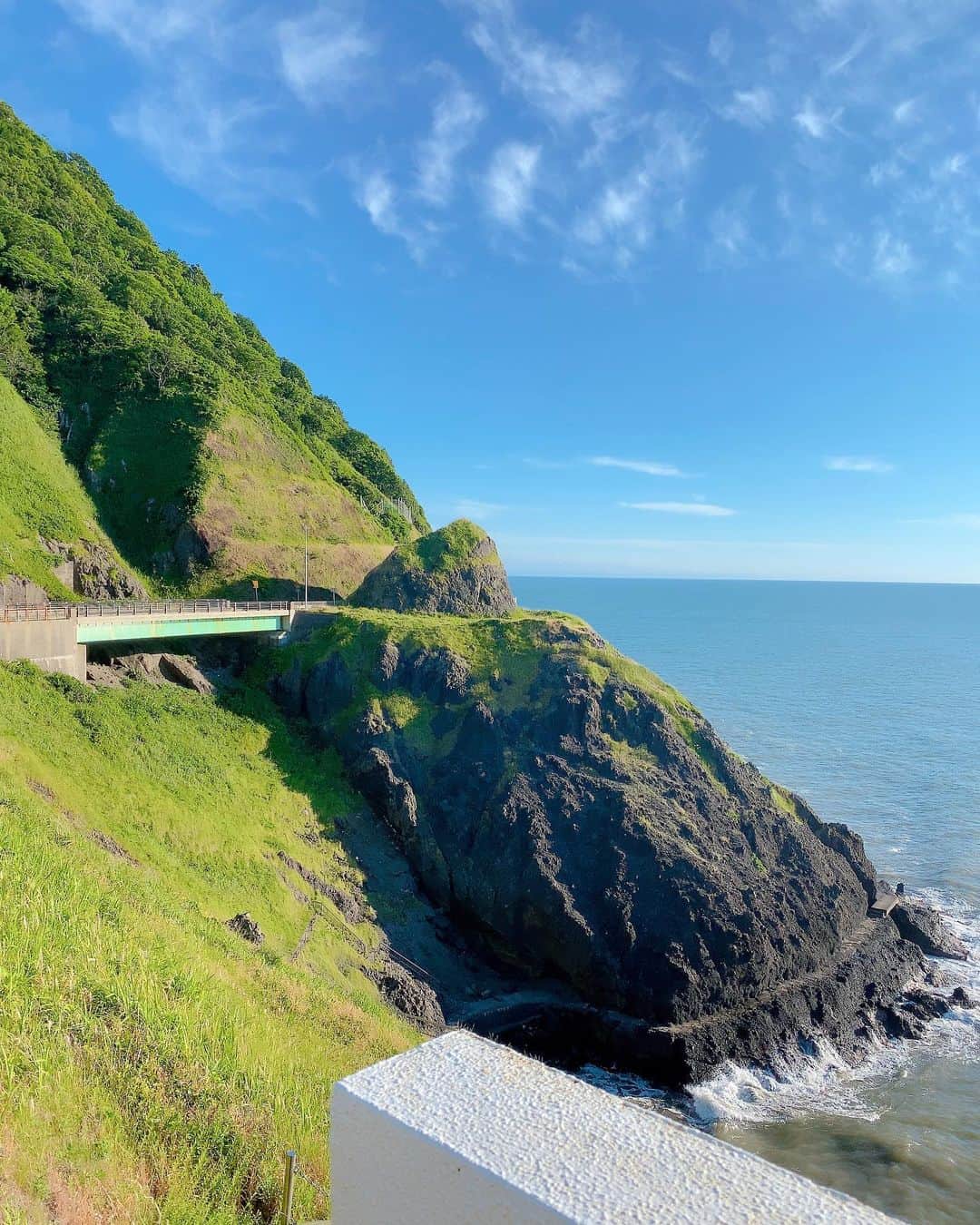加藤美南さんのインスタグラム写真 - (加藤美南Instagram)「海と山が近くて綺麗で眩しかった one-piece👗UNIQLO bag👜H&M #uniqlo #ユニクロ #hm」6月17日 20時08分 - minamikato_0115
