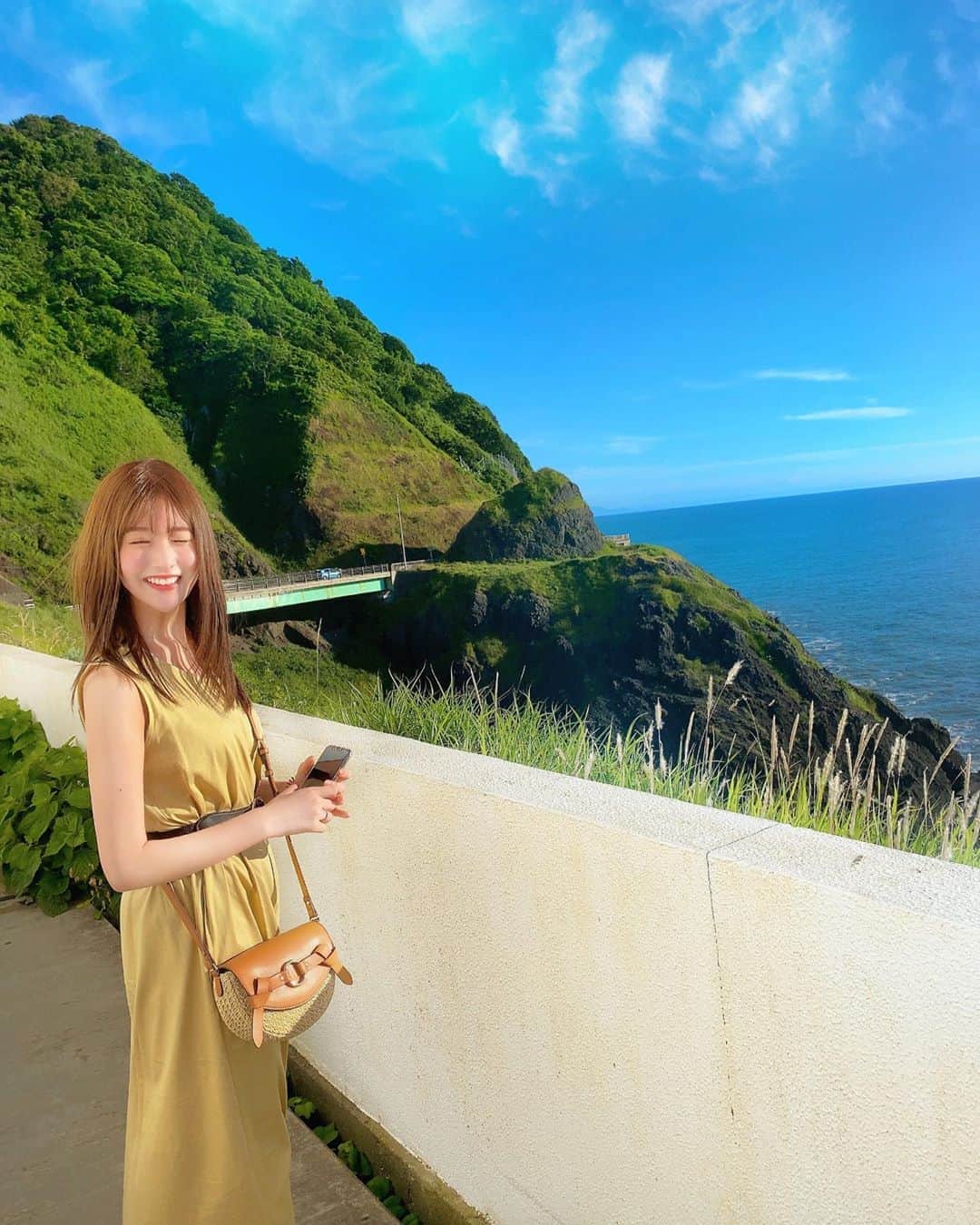 加藤美南のインスタグラム：「海と山が近くて綺麗で眩しかった one-piece👗UNIQLO bag👜H&M #uniqlo #ユニクロ #hm」