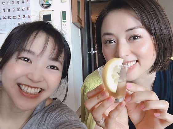 南早苗のインスタグラム：「今日はコンブチャを飲んできました！ 東京からおかえりmanaセンセお手製のコンブチャ。 ×昆布茶 ◯コンブチャ  ロサンゼルスやハワイのセレブからブームに火がついた、お茶を発酵させて作る植物性の発酵ドリンクです。  程よい酸味があって美味しかったぁ〜😊 試飲だけでも、効果あるかな？ 明日に期待w  manaセンセ、ありがとう💕  #コンブチャ　#konbucha #発酵ドリンク　#アンチエイジング　#健康生活　#yogini  #ご近所さん　#どっきりにびっくりw  #次はフルーツ酵素つくろうね」