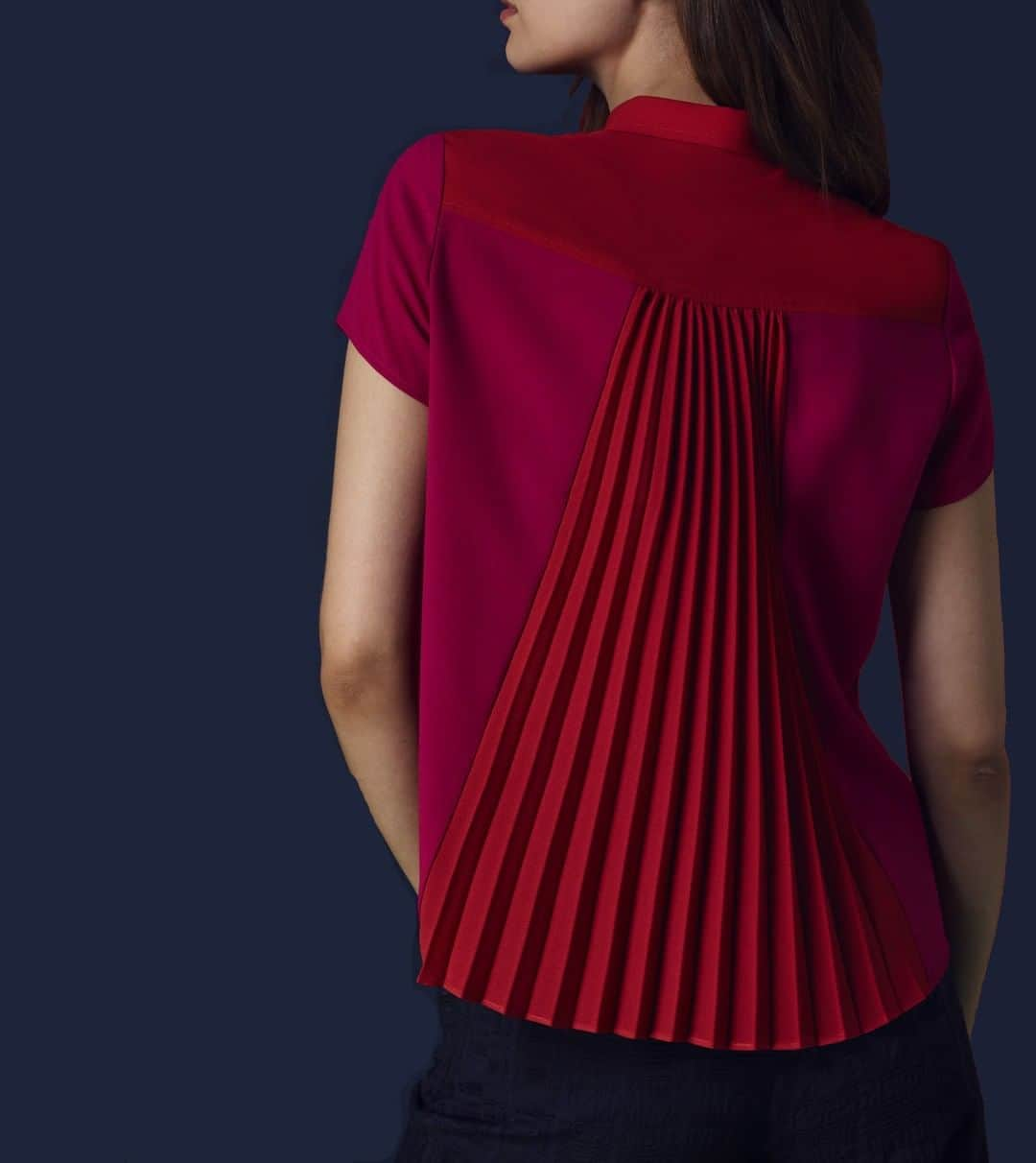 アクアスキュータムのインスタグラム：「Inspired by the rich, saturated colours in an image of the Royal family on holidays from the 50s, our design team sought to emulate the drama of colour blocking within this garment. Meticulously crafted this fuschia short sleeve blouse features a beautiful pleated back panel detail in contrast paprika. The blouse sits at the waist and has an elegant swingy silhouette. #Aquascutum」