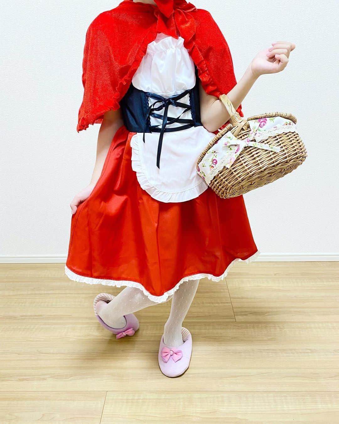 70cleamのインスタグラム：「赤ずきんちゃんの撮影をしました🍎 #赤ずきんちゃん #コスチューム」
