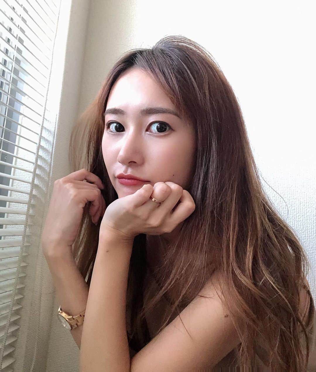 のインスタグラム：「.﻿ ﻿ ハイライトみたいに明るい毛がある🤔﻿ ﻿ 癖っ毛で梅雨はうねりが爆発するから﻿ 毎年ストレートかけるの。 今年も行く！﻿ ﻿ ﻿ #梅雨ヘア #ロングヘア」