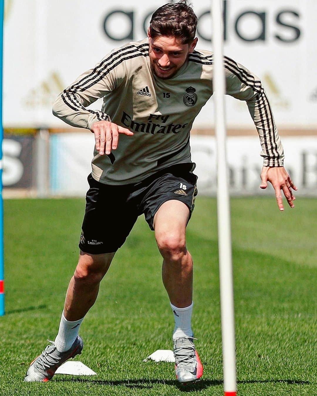 LFPさんのインスタグラム写真 - (LFPInstagram)「🔥 R U N 🔥 • #LaLiga #LaLigaSantander #RealMaddid #Hazard #Valverde #Football」6月17日 20時19分 - laliga