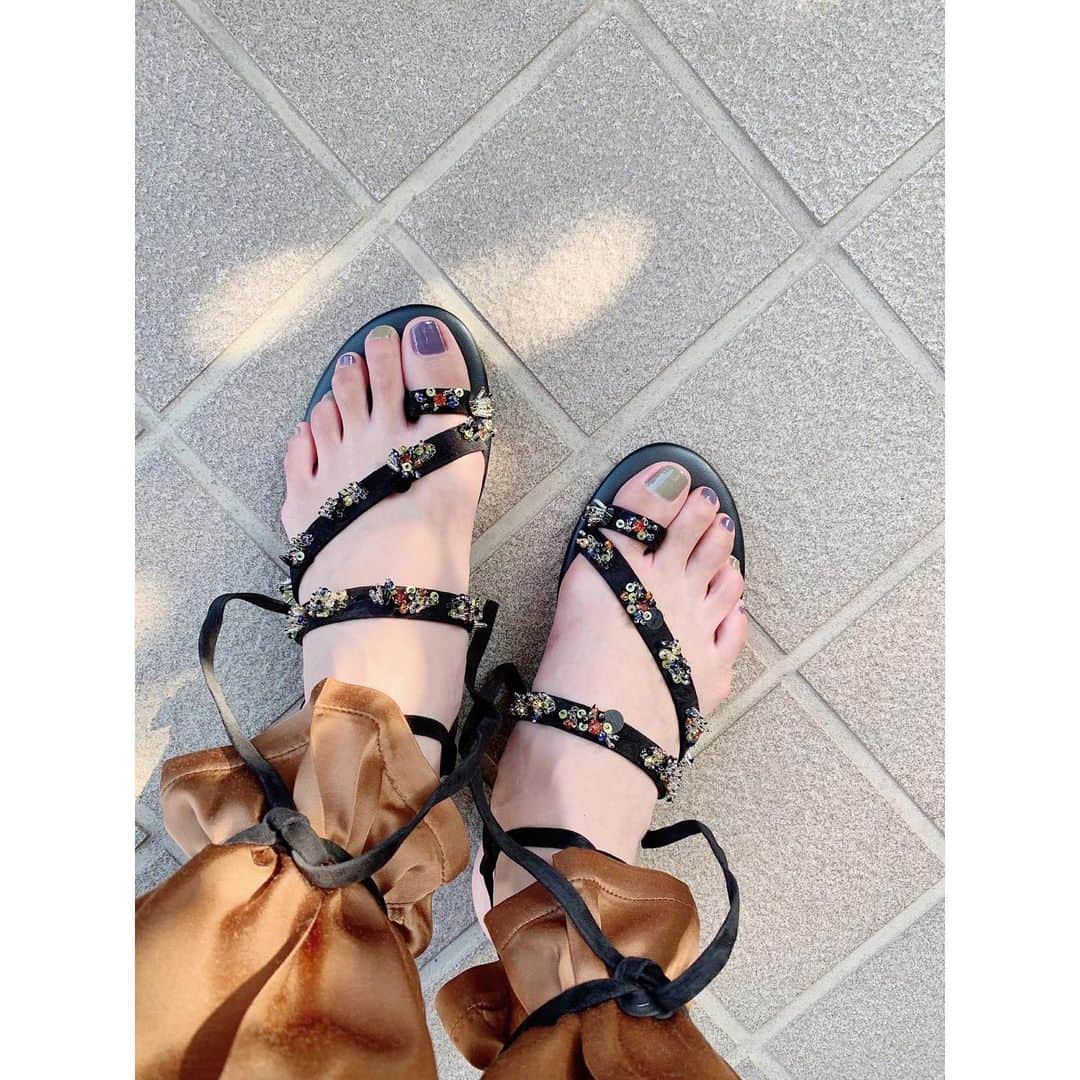 川島幸恵さんのインスタグラム写真 - (川島幸恵Instagram)「💚💜💚﻿ ﻿ 思わず"何くっ付いてんの？"と言いたくなるkiwiのサンダル💫﻿ ﻿ レースアップって履くのが面倒😩と懸念されがちだけど、私は大好き♡﻿ 朝のひと手間がより愛着になる🥰﻿ ﻿ ペディキュアはパープルとオリーブ。﻿ ﻿ ﻿ #SHENERY_official﻿ #pants #SHENERY﻿ #sandals #kiwi﻿ #nail #nails #selfnail﻿ #nailsinc #geleffect #wetherbygardens﻿ #three #88 #dare2balive﻿ #purple #olive﻿ #fashion #summer」6月17日 20時20分 - sachie118