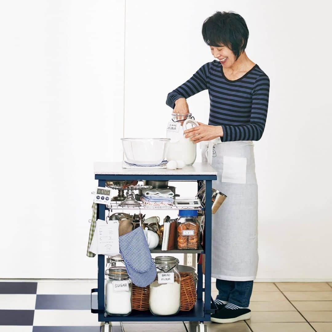 栗原はるみ「ゆとりの空間 」さんのインスタグラム写真 - (栗原はるみ「ゆとりの空間 」Instagram)「・﻿ ＼栗原はるみ直筆サイン本プレゼント！／﻿ 『harumi’s kitchen』﻿ ワークトップワゴン キャンペーン﻿ ﻿ 「トクラス」オンラインショップと﻿ 「ゆとりの空間」オンラインショップでは、﻿ ワークトップワゴン キャンペーンを開催中！﻿ ﻿ 期間中、「トクラス」または﻿ 「ゆとりの空間」オンラインショップで、﻿ 栗原はるみプロデュースのワークトップワゴンを﻿ ご購入いただいた方全員に、﻿ 栗原はるみ直筆サイン本をプレゼントいたします。﻿ ﻿ ワークトップワゴンは、﻿ 可動式ワゴンの使いやすさと楽しさを﻿ ずっと実感してきた﻿ 栗原はるみの思いを形にしたものです。﻿ ﻿ ぜひこの機会にご検討ください。 ﻿ ﻿ ------------------------------﻿ 『harumi’s kitchen』﻿ ワークトップワゴン キャンペーン﻿ ﻿ フェア期間：2020年6月17日（水）～9月30日（水）﻿ プレゼント内容：栗原はるみ直筆サイン入り﻿ パーソナルマガジン『haru_mi』（扶桑社刊）﻿ ※サイン本の号数はお選びいただけません。﻿ ------------------------------ ﻿ ﻿ ＜当フェアついてのお問い合わせ＞﻿ トクラス株式会社﻿ 電話：053-485-1561（9:00～17:00／土日祝を除く）﻿ ﻿ 応募方法など詳しくは、﻿ プロフィールのリンクから﻿ @yutorino_kukan﻿ ﻿ ﻿ #栗原はるみ #キャンペーン #サイン本 #サイン本プレゼント #haru_mi #パーソナルマガジン #ワークトップワゴン #harumiskitchen #トクラス #toclas #wagon #フェア #プレゼント」6月17日 20時20分 - yutorino_kukan