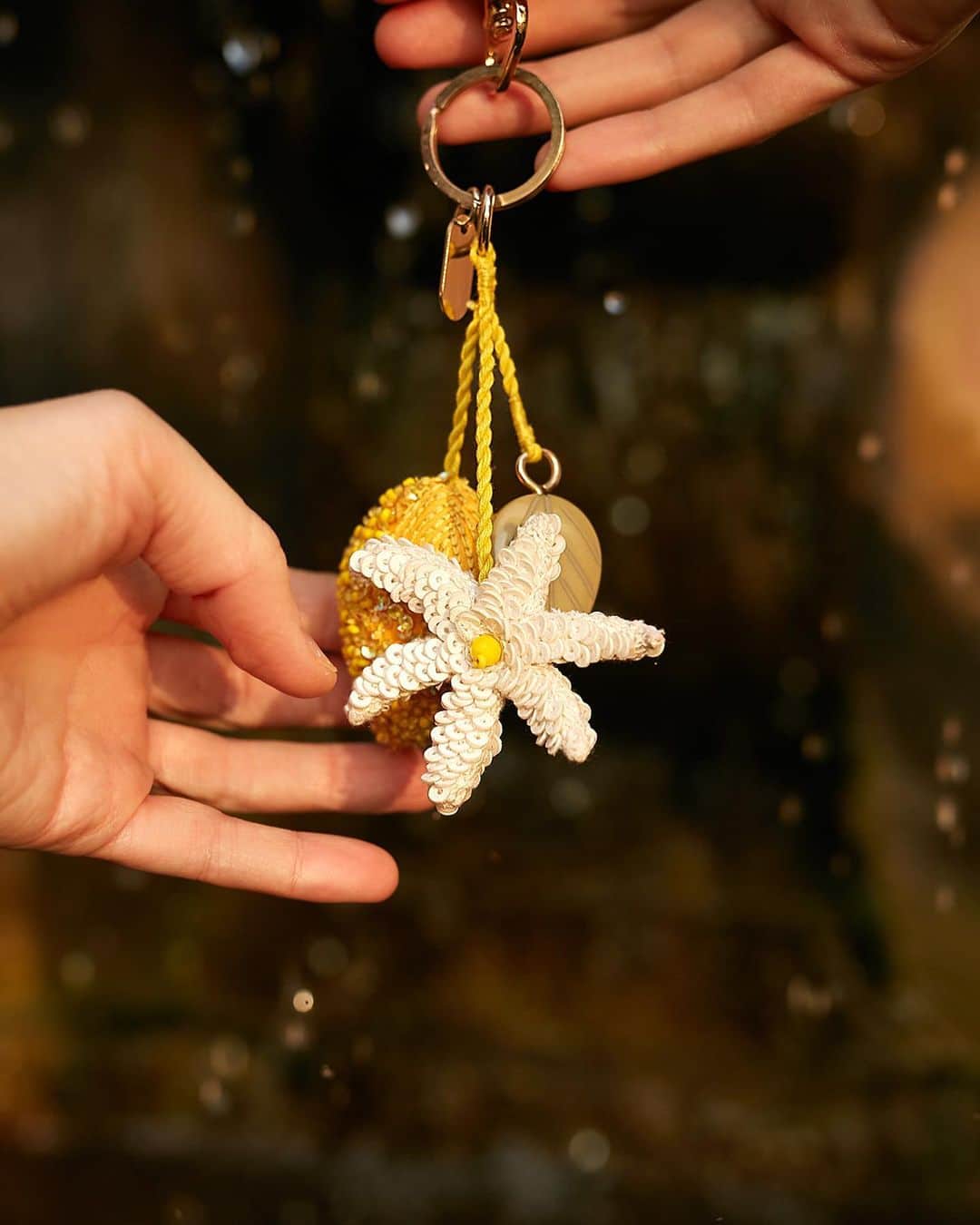 ジャマンピュエッシュのインスタグラム：「Feel the magic of summer with this cute handmade keychain ☀️」