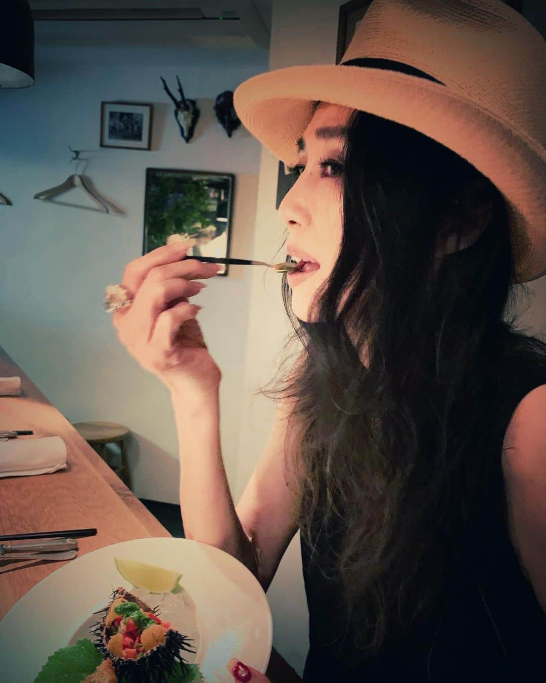 萬田久子さんのインスタグラム写真 - (萬田久子Instagram)「人間ドックの後の至福の一口目🍴🍷﻿ ﻿ #チニャーレ学芸大学 ﻿ #イタリアン﻿ #dinner﻿ #うに﻿ #ハット﻿ #ワンピース﻿ #saluti﻿🥂 #至福の瞬間﻿ #萬田久子」6月17日 20時34分 - hisako.manda_official