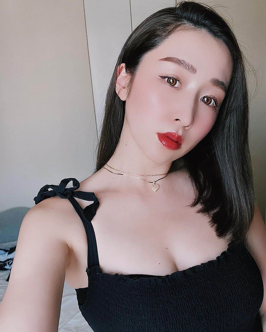 のインスタグラム：「久しぶりにmakeした🤭💦 @glow_artmake の jewelryリップ💋してから 2週間経過〜❤︎ . . 痛いと聞いていたから ビクビクしてたんだけど 最初の輪郭をとる時のみ 少し痛みがあっただけで そのあとは全く😳 むしろ寝そうで 自分でもびっくりした！ . 2枚目、3枚目が直後すぐと お家ついてからの写真。 少し腫れてるし色も濃いめ。 私的にはちょうどいいw 1週間かけて色は落ち着いたよ！ 今は、すっぴんにも馴染むし、 ワセリンつけたらグロス してるみたいにぷるぷるなるの❤️ . . ダウンタイムも全然 皮向けしなくて 全然気になりませんでした🥰 担当は　@glow_sumiya さん💕 . . 聞いていた通りの技術の 持ち主の方で カウンセリングもとても丁寧で わたしの希望と提案を 見事にmixしてくださり、 もーーーーーっ うますぎて感動でした🥺💎✨ 絶対的におすすめです！！！！！ . . 悩んでたけど本当に やってよかった💖 . . . . . #リップアートメイク」