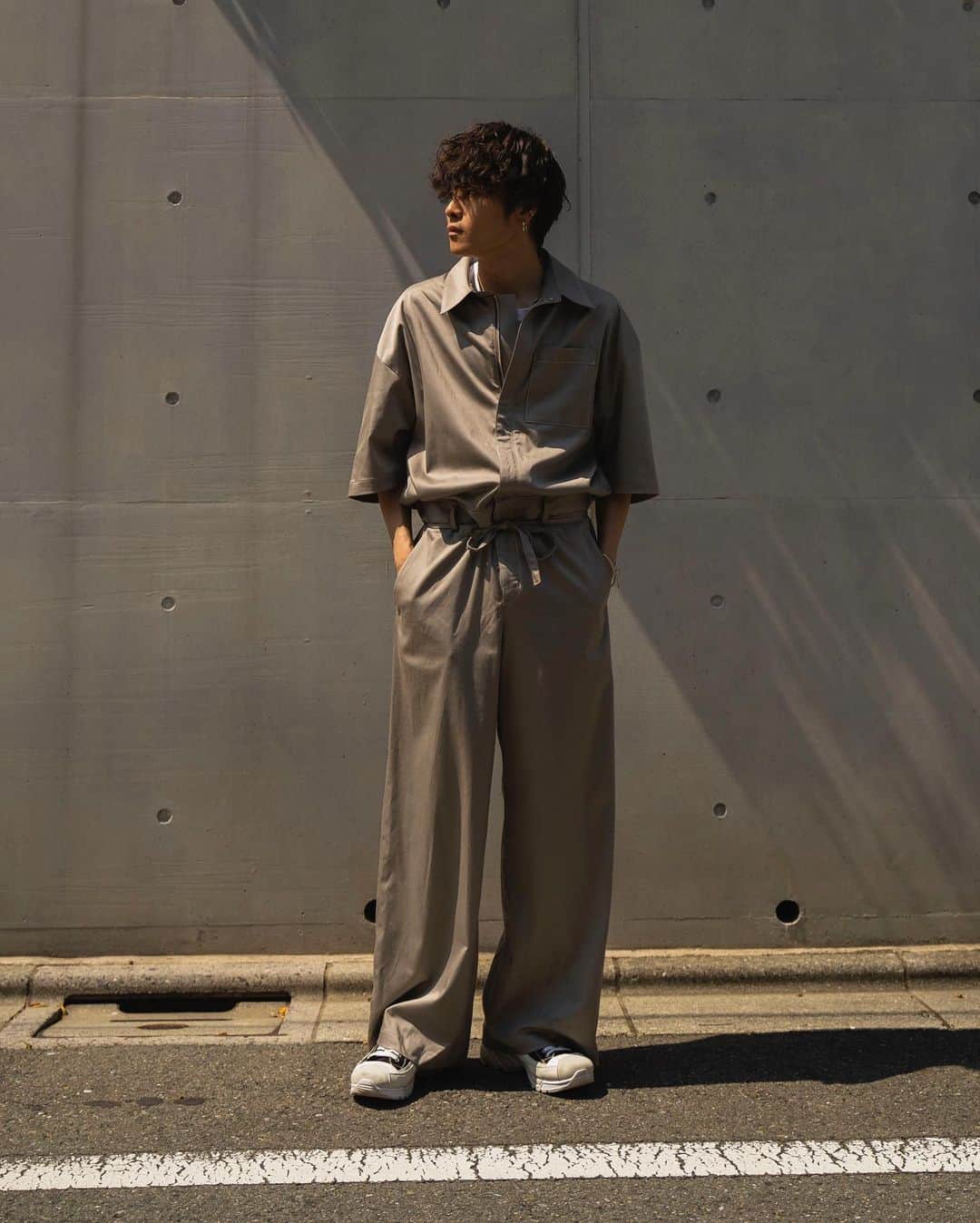 Ryoさんのインスタグラム写真 - (RyoInstagram)「ㅤㅤㅤㅤㅤㅤㅤㅤㅤㅤㅤㅤㅤ 本日のコーディネート！ シャツの脱ぎ着ができるから昼夜の気温差にも便利！ 一枚でラクをしたい方は、 気に入っていただけると思います🙋‍♂️ ㅤㅤㅤㅤㅤㅤㅤㅤㅤㅤㅤㅤㅤ jumpsuits:#ryotakashima tee#aton shoes:#ion」6月17日 20時50分 - ryo__takashima