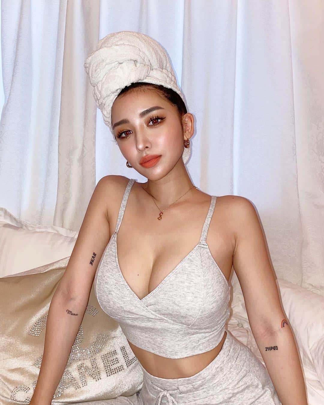 のインスタグラム：「🧖🏻‍♀️ @foreo_jp でお肌のケア🍸 アプリと連動して温かくなったり振動するの😳 お肌プルプルになるからお気に入り💎✨ . . #FOREO #foreoufo」