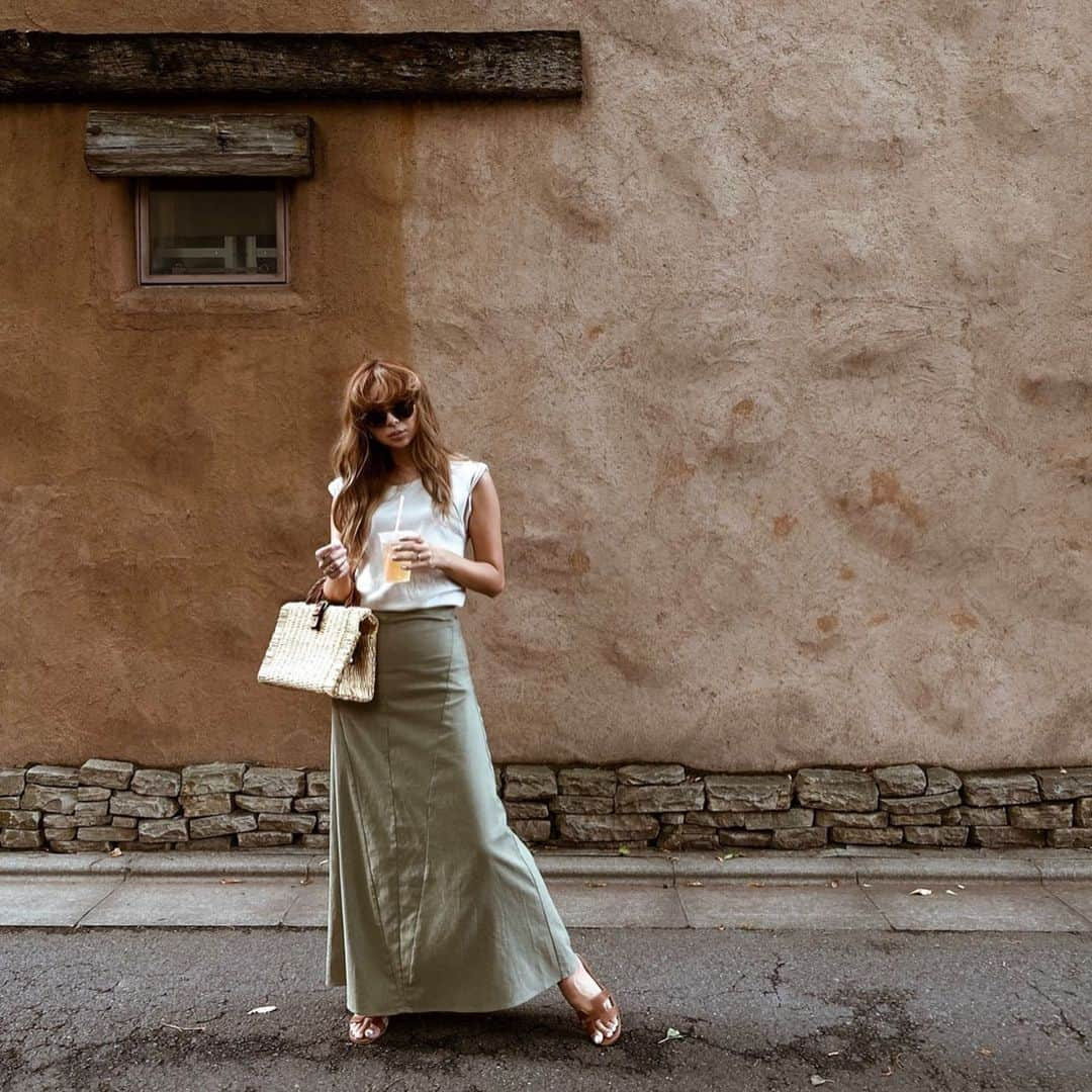 岡田美季さんのインスタグラム写真 - (岡田美季Instagram)「ootd🤍 お気に入りのトップス再入荷しました☺︎ しっかり生地で全色すっごく使えるからおすすめです❤︎ 最近このトップスかリブタンクばっかり💭 スカートの再入荷は7月予定です🌿 #ootd #coordinate #fashion #room306contemporary」6月17日 20時46分 - mikiokada0225