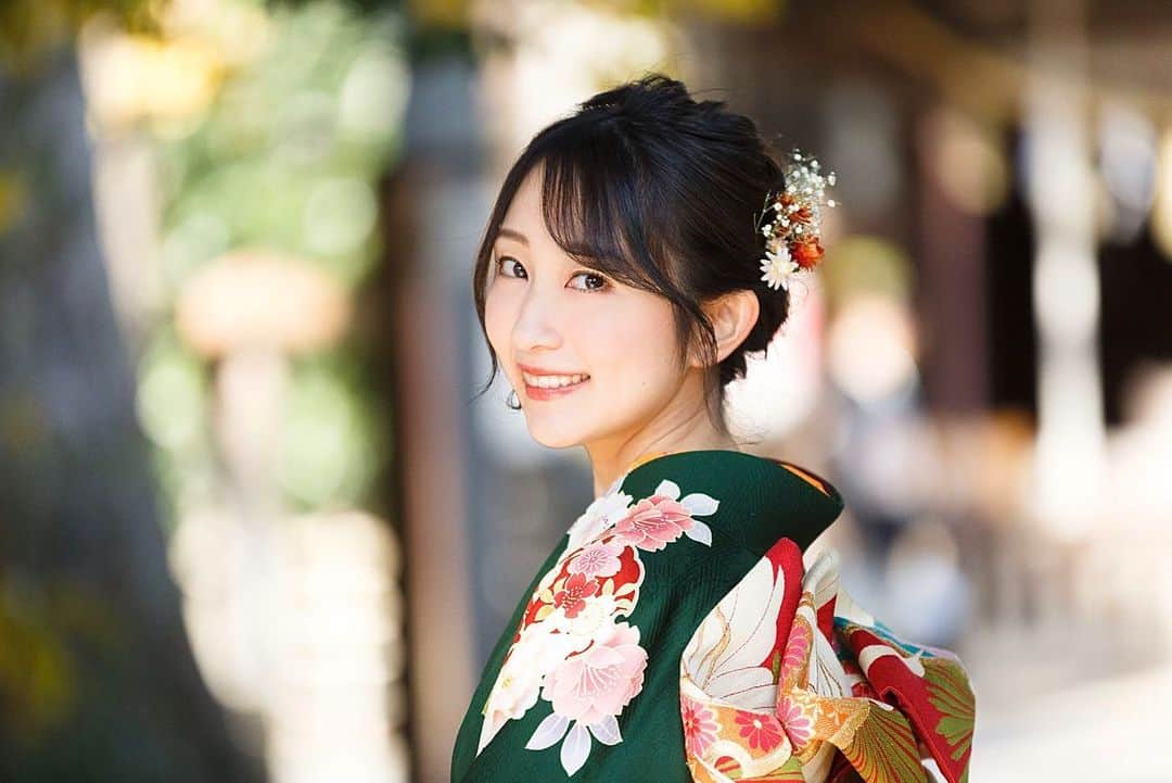 湯浅なるせのインスタグラム：「. 姉の結婚式なのに…記念に私も撮ってもらった🤭 緑の着物初めて着たけどかなり好きだった💚 . 髪飾りのドライフラワー は、夜な夜な手作りしたの🌹 . #ドライフラワー  #ハンドメイドアクセサリー #ドライフラワーヘアアクセ 💇‍♀️」