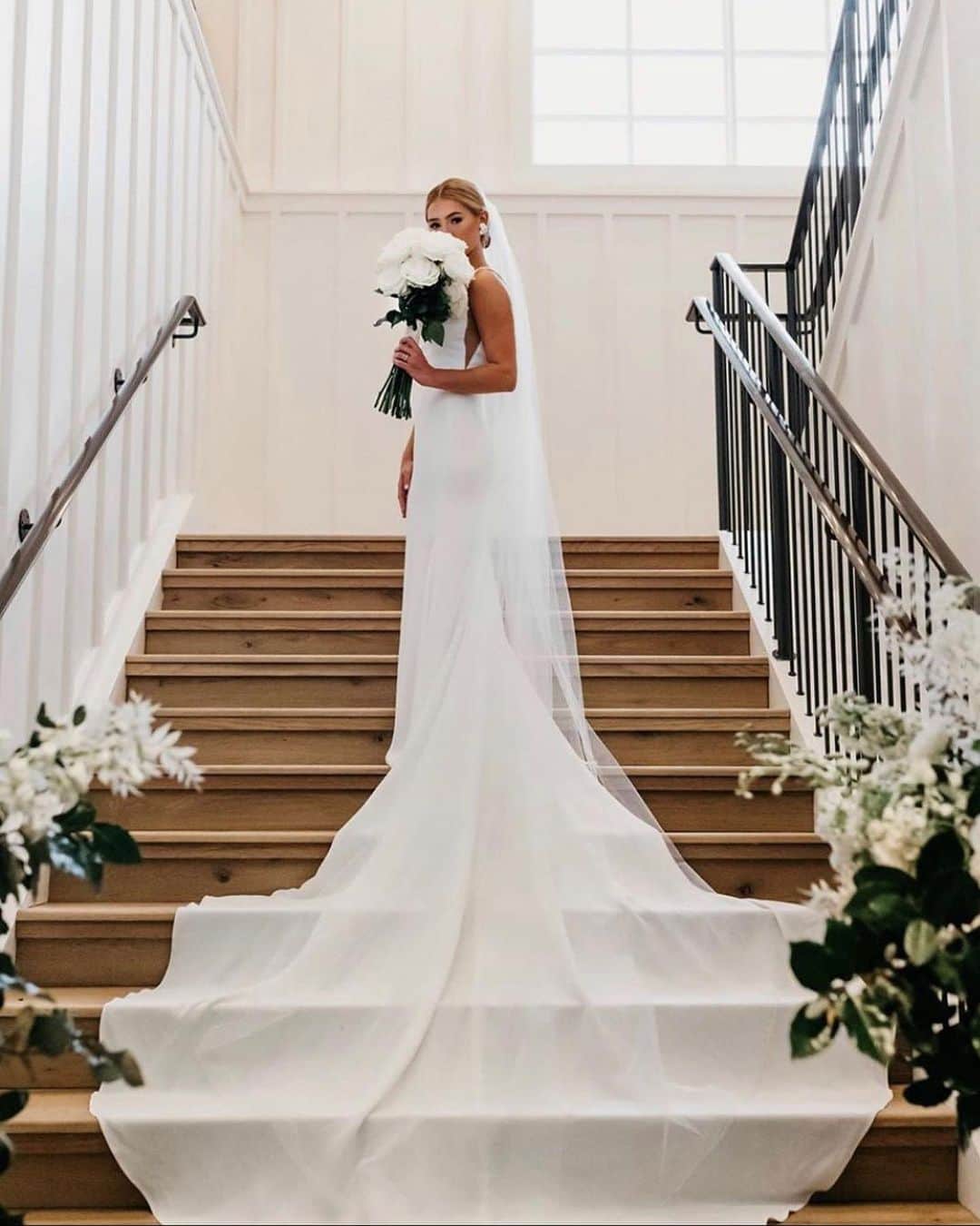 Pronoviasさんのインスタグラム写真 - (PronoviasInstagram)「Beautiful, elegant and timeless. Our #PronoviasBrides shining by themselves wearing their dream dress. Tag a friend who is getting married! #Pronovias」6月17日 20時59分 - pronovias