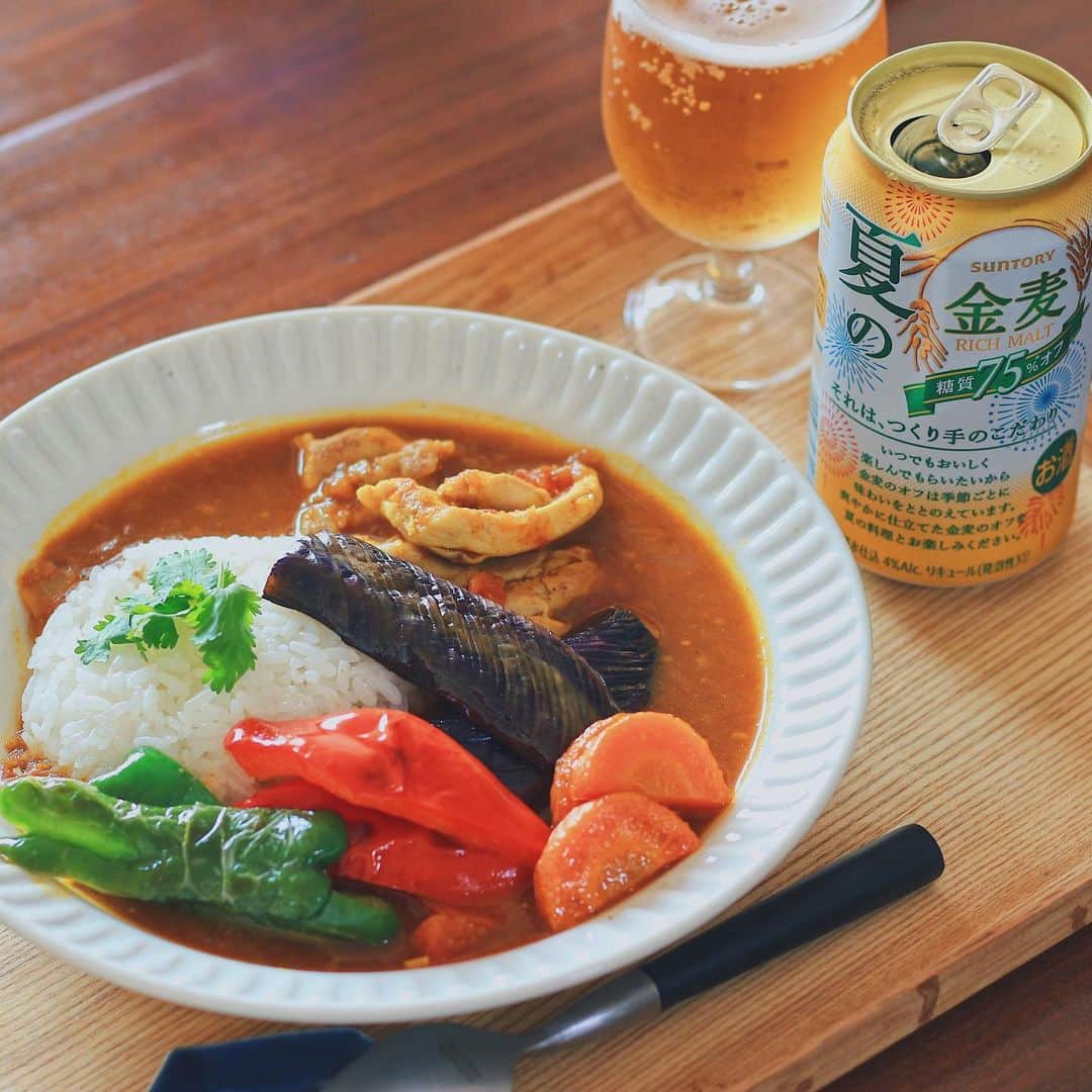 Kaori from Japanese Kitchenさんのインスタグラム写真 - (Kaori from Japanese KitchenInstagram)「野菜たっぷりの簡単スープカレーで晩酌タイム。 ・ こんばんは。 今日は簡単に作れるスープカレー。 カレールウを入れ、いつもより水を多めにして 塩で味を調えるだけでスープカレーのできあがり。 野菜やお肉は大きくカットするのがコツです。 最近糖質が気になるので晩酌タイムは金麦オフ。 すっきり飲みやすい味の中にも しっかりと麦のうまみが感じられるのは流石。 定期的に食事との相性チェックを行っているとのことで 日常の食事を想った味わいだなと改めて感じました。 ・ あいあい皿キャンペーンに続き、今年はなんと！カレーに合う「あいあいカレー皿」キャンペーンが6/22から始まります。金麦だけでなくジャワカレーやこくまろカレーを買っても応募できます。（今回使ったカレールーはジャワカレーです。） 72点を集めたら好きなあいあいカレー皿が絶対にもらえるってすごいですよね。私が今回使った平渕皿は金麦オフに合わせた色だそうです。他にも藍色（金麦）の深皿や赤色（金麦ラガー）のオーバル皿もあります。詳細はキャンペーンページをご覧ください。 ごちそうさまでした。 ＊金麦アンバサダーとして活動しています＊ ・ 【おしながき】 野菜たっぷり簡単スープカレー 金麦オフ ＊薬膳走り書きは今回おやすみします＊ ・ Good evening from Tokyo! Today's dinner: Keema curry w/ chickpea and chlery. ・ #金麦 #金麦のある食卓 #藍のある食卓 #おうちごはん #晩餐 #自炊 #夜ごはん #夕食 #晩酌 #うつわ #献立 #薬膳 #Japanesefood #カレー #curry #金麦オフ」6月17日 20時56分 - coco_kontasu