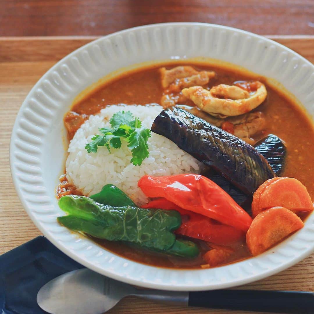 Kaori from Japanese Kitchenさんのインスタグラム写真 - (Kaori from Japanese KitchenInstagram)「野菜たっぷりの簡単スープカレーで晩酌タイム。 ・ こんばんは。 今日は簡単に作れるスープカレー。 カレールウを入れ、いつもより水を多めにして 塩で味を調えるだけでスープカレーのできあがり。 野菜やお肉は大きくカットするのがコツです。 最近糖質が気になるので晩酌タイムは金麦オフ。 すっきり飲みやすい味の中にも しっかりと麦のうまみが感じられるのは流石。 定期的に食事との相性チェックを行っているとのことで 日常の食事を想った味わいだなと改めて感じました。 ・ あいあい皿キャンペーンに続き、今年はなんと！カレーに合う「あいあいカレー皿」キャンペーンが6/22から始まります。金麦だけでなくジャワカレーやこくまろカレーを買っても応募できます。（今回使ったカレールーはジャワカレーです。） 72点を集めたら好きなあいあいカレー皿が絶対にもらえるってすごいですよね。私が今回使った平渕皿は金麦オフに合わせた色だそうです。他にも藍色（金麦）の深皿や赤色（金麦ラガー）のオーバル皿もあります。詳細はキャンペーンページをご覧ください。 ごちそうさまでした。 ＊金麦アンバサダーとして活動しています＊ ・ 【おしながき】 野菜たっぷり簡単スープカレー 金麦オフ ＊薬膳走り書きは今回おやすみします＊ ・ Good evening from Tokyo! Today's dinner: Keema curry w/ chickpea and chlery. ・ #金麦 #金麦のある食卓 #藍のある食卓 #おうちごはん #晩餐 #自炊 #夜ごはん #夕食 #晩酌 #うつわ #献立 #薬膳 #Japanesefood #カレー #curry #金麦オフ」6月17日 20時56分 - coco_kontasu