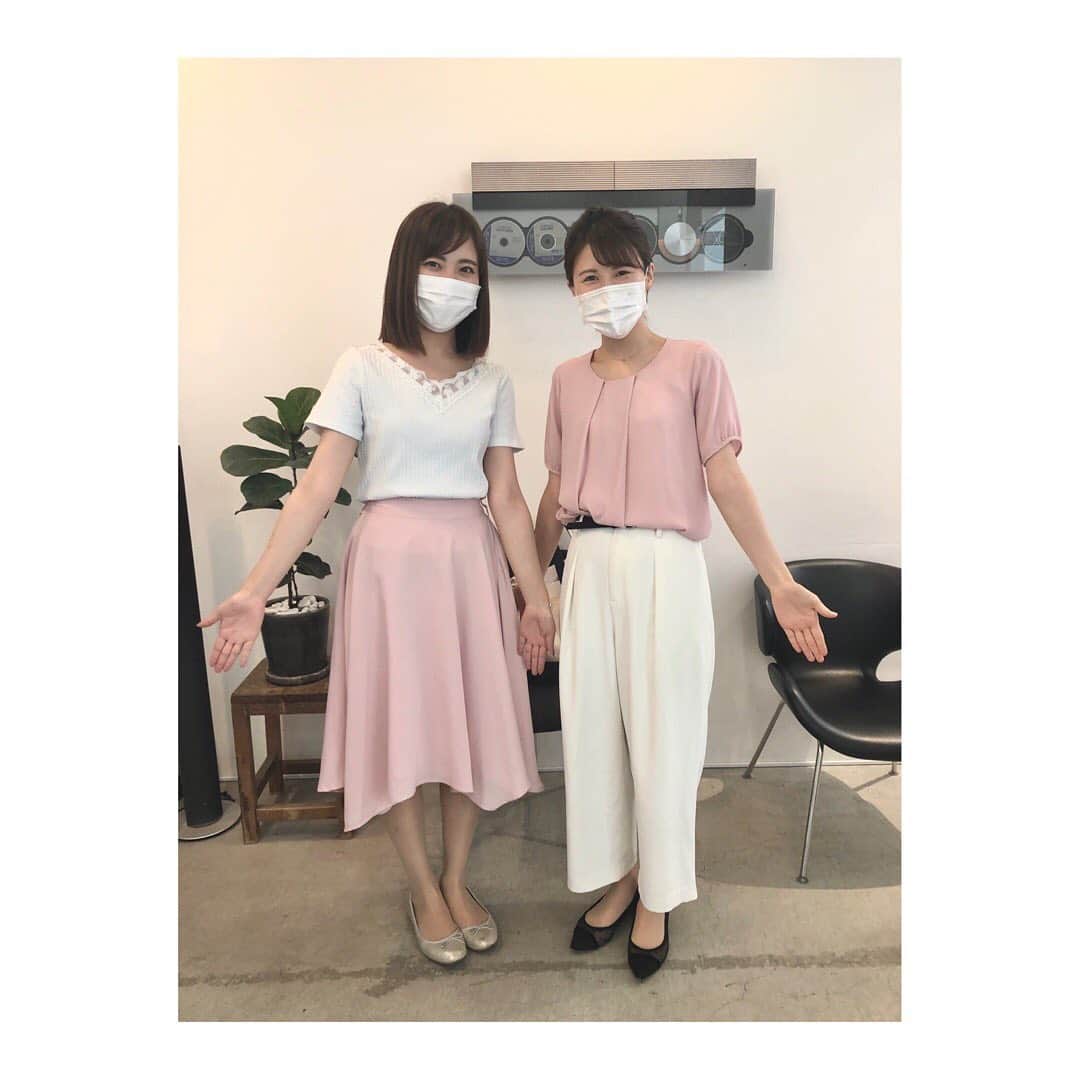 のインスタグラム：「* * お洋服が！そっくり！な日。 田中アナとは、私服がよくかぶります♪ この日もヘアセット中にばったり会ったら、 白×ピンクのお揃いカラーだったので 嬉しくてテンションがあがりました☺️ 気が合うね〜💓 * (2.3枚目は去年です) * #打ち合わせゼロ #会社に行って  #服が似すぎて #びっくりする #同期 #アナウンサー」