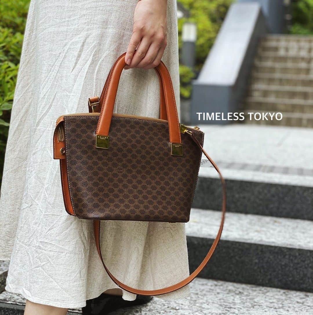Paula’sのインスタグラム：「【CELINE】 マカダム柄 PVC 2WAY ハンドバッグ  セリーヌの中でも大人気のマカダム柄 そんなマカダム柄の2WAYバッグ どんな場面にも使えそうな商品です！  ちなみに！マカダムとは直訳すると「砕石」という意味だそうで、マカダム柄は石が敷き詰められた石の歩道を彷彿させるデザインとなっています！  詳細はWEB SHOPにて 【B5305】. #timelesstokyo#timeless#tokyo#vintage#vintageshop#chanel#selectshop#CELINE#HERMES#GUCCI#DIOR#celine #セリーヌ#ヴィテージバッグ」