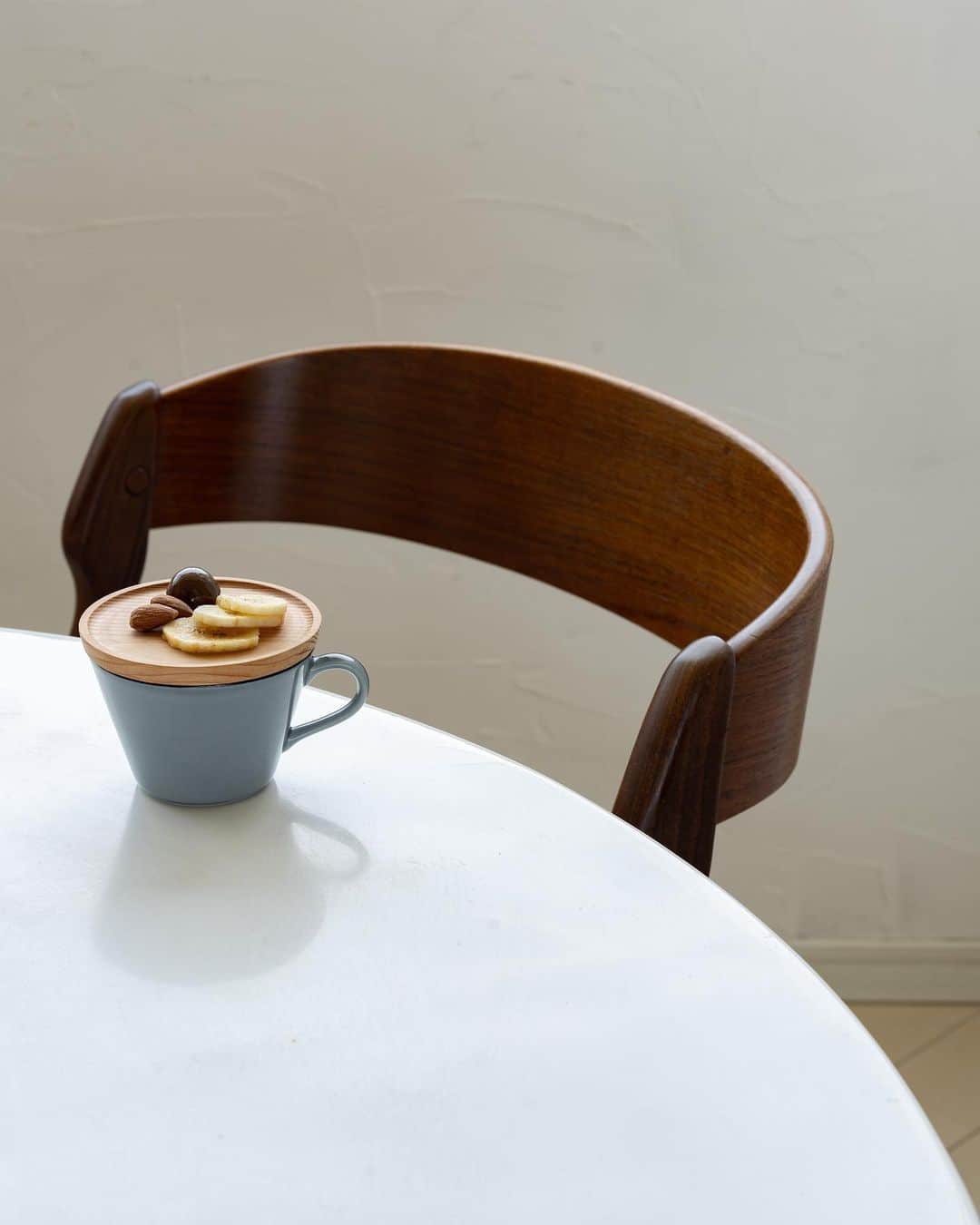 cafe_no_maのインスタグラム：「Our original coffee cup & wooden coaster [English below] . ３時のおやつは、ドライフルーツとチョコ。 オリジナルの木製小皿はおやつを載せたり、コースターにもなったり。フタのようにしてスタッキングもできます。 ・ 【お知らせ２つ】 『最高の暮らしを楽しむ住まいのレシピ』の増刷（5刷）が決定しました！ ・ さらに、カフェノマの新プロジェクトがはじまりました。 Basic Need of Life ＋ 何気ない毎日がちょっと楽しくなる“モノ“を紹介しています。 @cafenoma.style ————————— We have just started a new account @cafenoma.style ‘’Basic need of life +”」