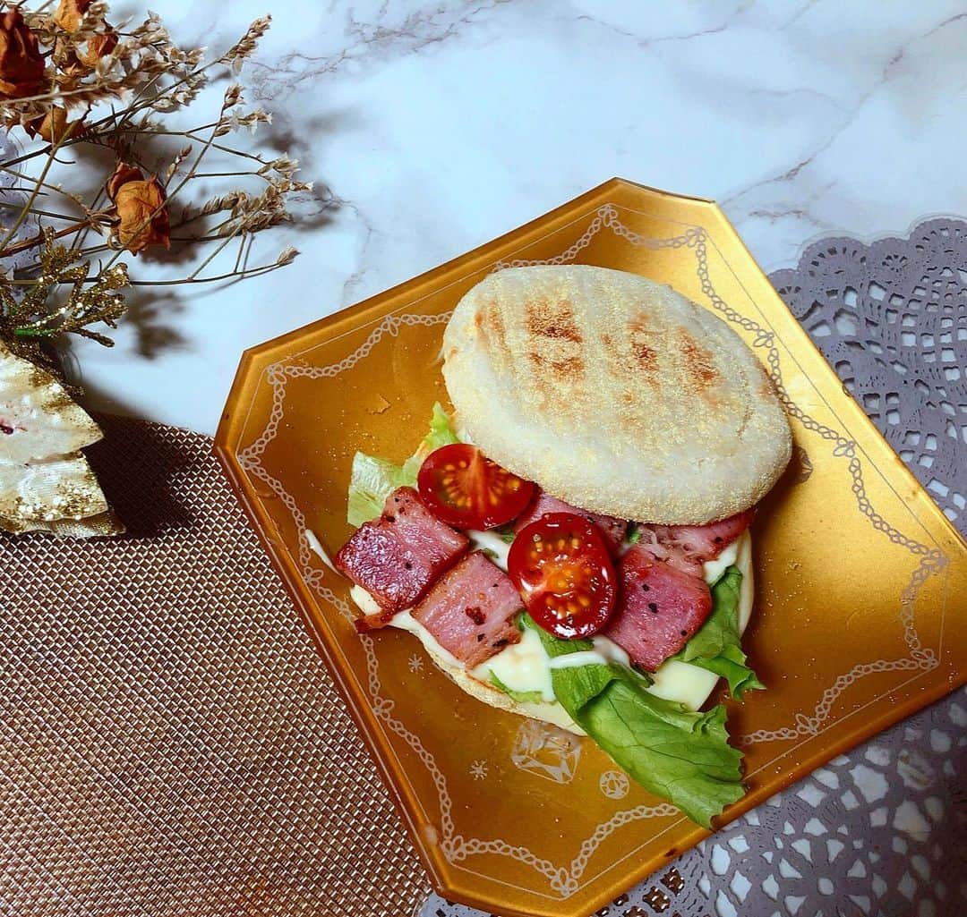 近藤夏奈のインスタグラム：「#イングリッシュマフィン ﻿ 明日の朝ごはんにいかが？👩‍🍳🍽笑﻿ ﻿ ﻿ ﻿ 完全に夜ごはんの時間やけど笑﻿ いつかの朝ごはんの写真のせてみた🌞﻿ ﻿ ﻿ ﻿ ﻿ コーヒー☕️と一緒に食べると最高💖  #お家朝ごはん」