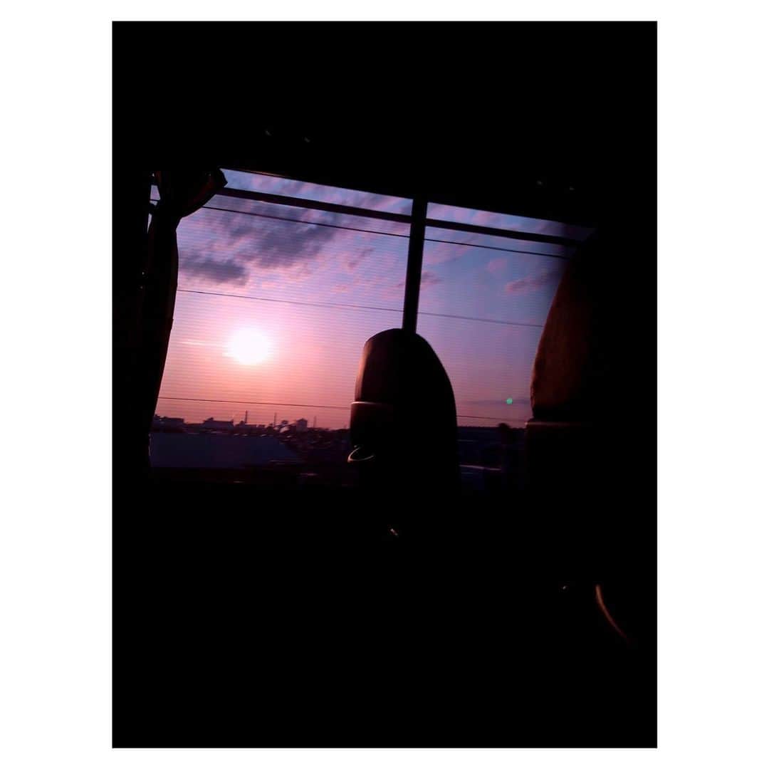 理絵さんのインスタグラム写真 - (理絵Instagram)「ロケバスからの景色  #sky #cielo #하늘 #空 #景色 #ロケバス #tokyo #japan」6月17日 21時06分 - ____rie____