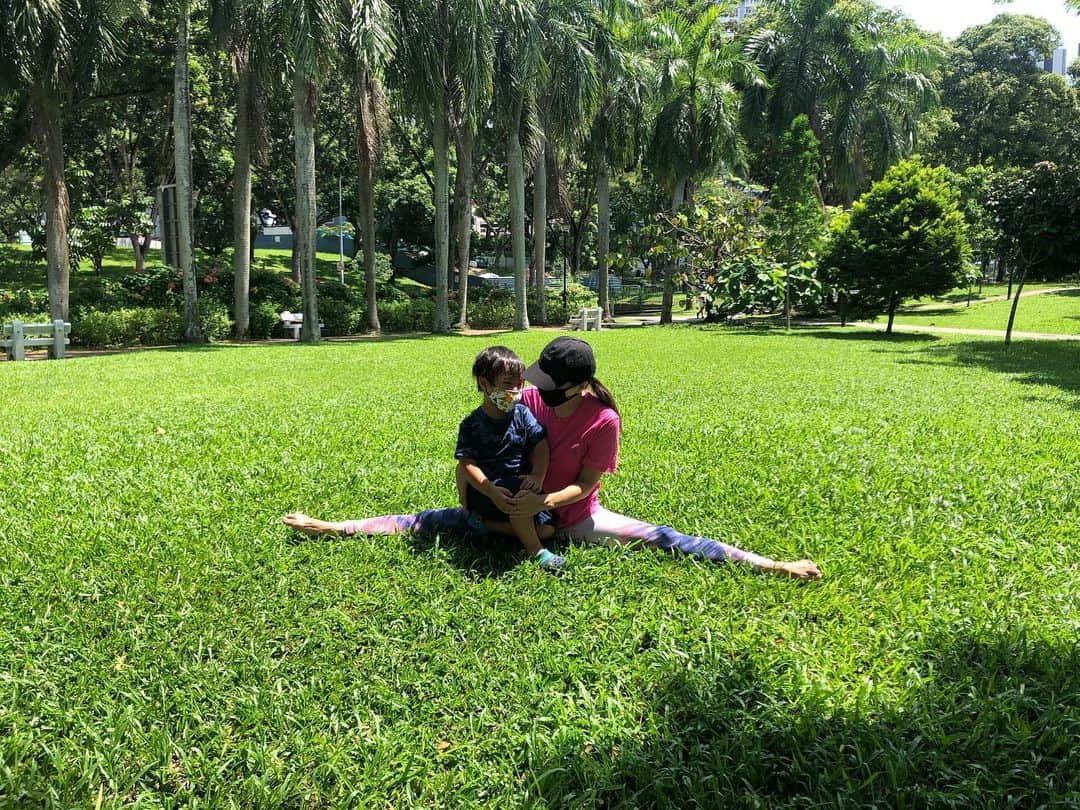 橋本麻里衣のインスタグラム：「Yoga..☺︎❤︎ ﻿＊ ＊ 昔インドに留学していた時にヨガの聖地リシケーシュのアシュラムに滞在してヨガをしたことがあるのですが、せっかく本場で学んだのにディプロマをとらなかったのを少し後悔していて.. オンラインのヨガインストラクター養成講座が気になっています。（→仕事に使うわけじゃないのですが、資格を取るのが好きなのです☺︎） ＊ ポーズ指導から解剖学、ヨガ哲学など基礎から本格的にヨガを学べるのにとても興味があるので..いつか子供たちが学校に行っている時間帯に開講されたら受講したいな、なんて思いながら子供たちが寝た後に受講しているオンラインヨガ @soelu_official では現在もキャンペーン中です☺︎ 友達にも評判なので良かったら招待コード「20mari04」を入れて無料体験してみてください❤︎ キャンペーンコード→ 20mari04 #SOELU#SOELUな暮らし#ソエル#ていねいな暮らし#オンラインヨガ#おうちヨガ ＊ #singaporelife#sglocallife#lifeinsingapore#igsg#sgig#シンガポールライフ#シンガポール生活#シンガポール在住#シンガポール子育て#シンガポールおすすめ#お気に入りスポット#男の子のママ#生後17ヶ月#4歳#ヨガ#ヨガウエア#ボトムス：#eka @ekalosangelesjapan (CC040135)#二児ママ#海外生活 ☺︎」