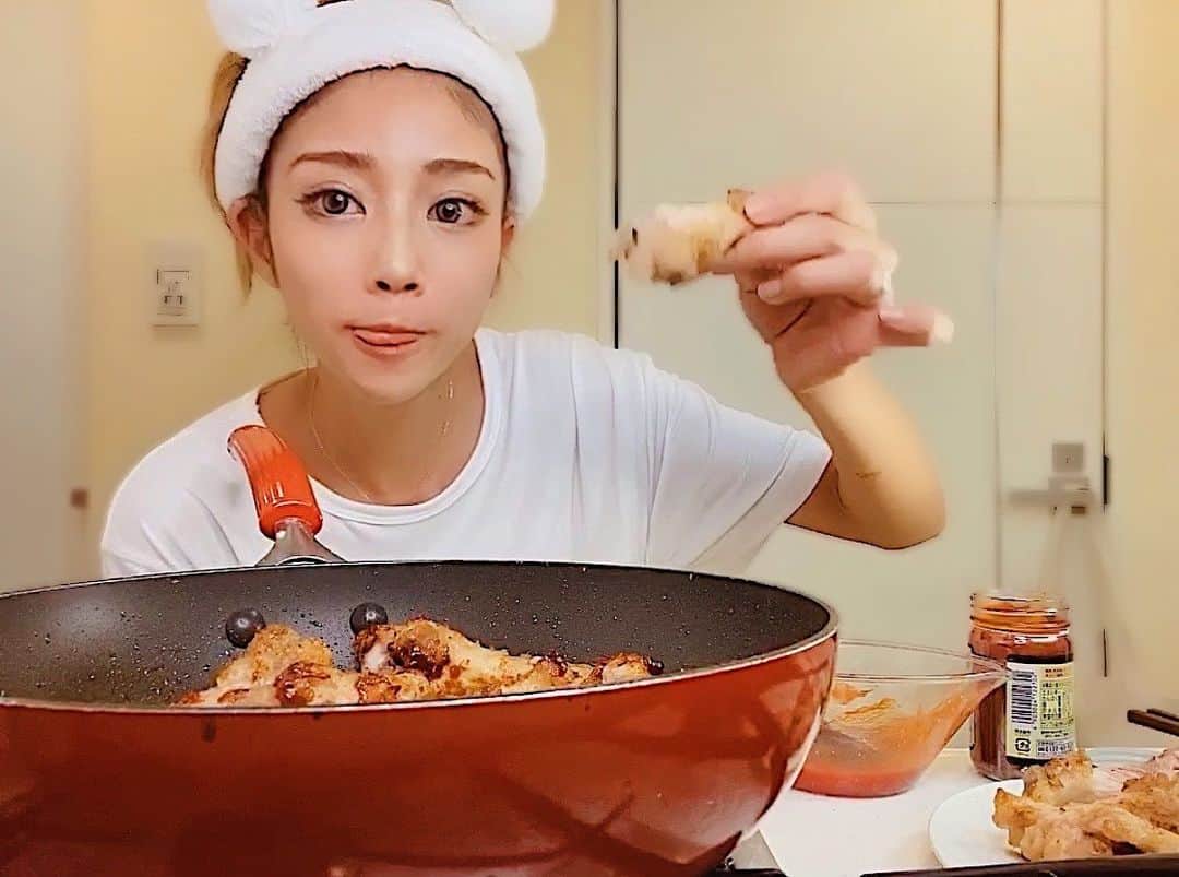 佐藤あずみのインスタグラム：「【酔】ヤンニョムチキン作ってたら泥酔してた。  YouTubeにてUPしました❤️ 載せるか悩みましたが、せっかくなんで載せます！笑 . . . #酔っ払いyoutuber #YouTube #YouTube始めました #チャンネル登録 #チャンネル登録お願いします #飲み　#お家ひとり飲み #おうち時間 #酔っ払い #ヤンニョムチキン #夜な夜なクック #あずみキッチン #azumikitchen」