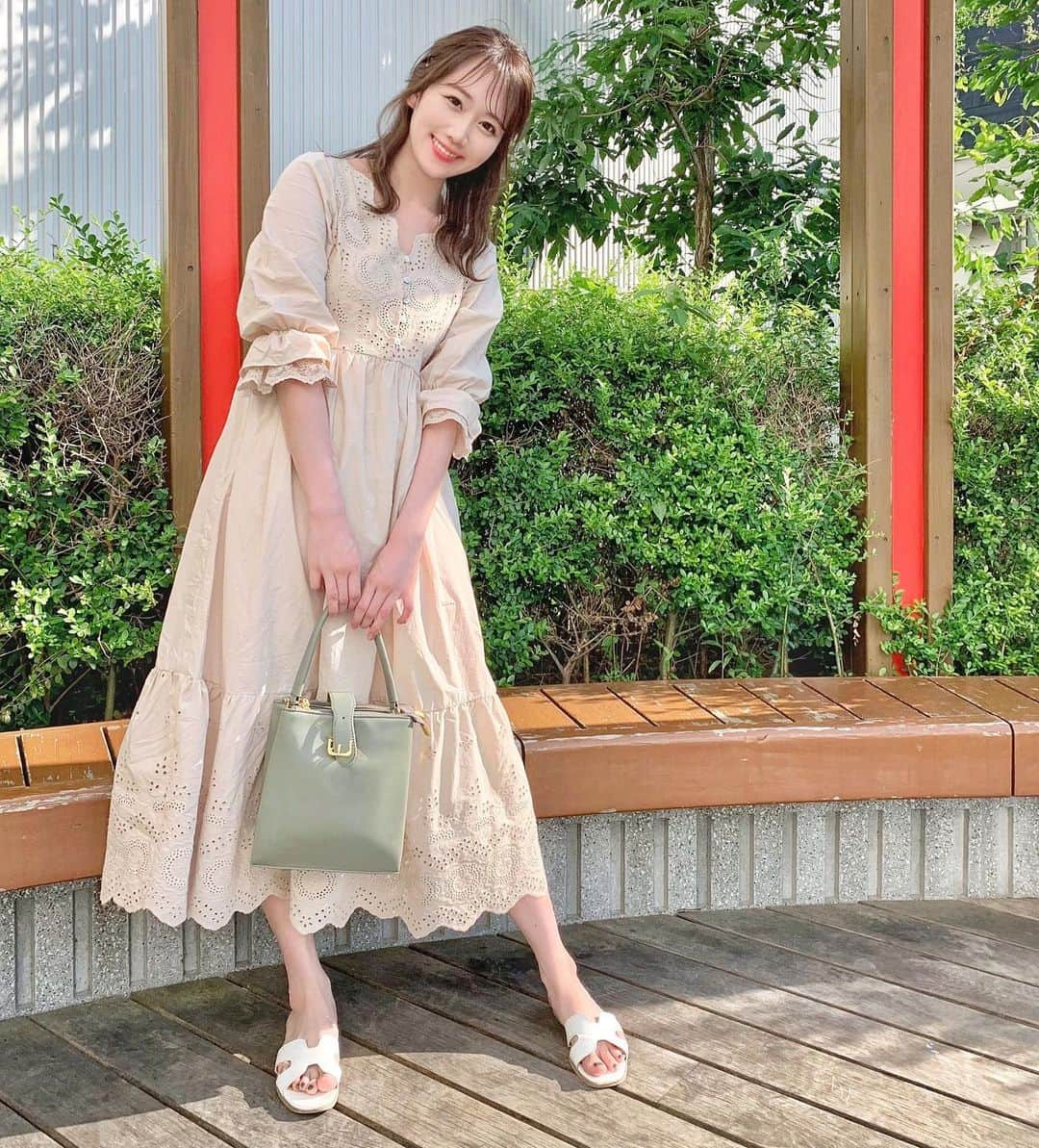 佐藤瀬奈さんのインスタグラム写真 - (佐藤瀬奈Instagram)「大好きなコットンレースのワンピース🌼 今まで色んなジャンルのファッションを通ってきたけど、これだけは10代の頃から変わらず好きで見つけると思わず買ってしまう☺️💕 似たデザインのワンピース多分10着は持ってる気がする。笑⠀ ⠀ 最近ゲットしたお気に入りのバッグは @sober_womens のもの♡ 絶妙にくすんだ色味とレトロな留め具がツボで一目惚れしたんです😍⠀ ⠀ 今日は👶を連れて4ヶ月ぶりくらいにお出かけしてリフレッシュ出来ました〜🤤✨ この4ヶ月で色々と動けるようになったのでお出かけが前よりだいぶ大変になったけど😂楽しかった❤️ ・ ・ ・ #ママコーデ #sober#soberwomen  #niceclaup#ナイスクラップ #titivate」6月17日 21時10分 - senapuu