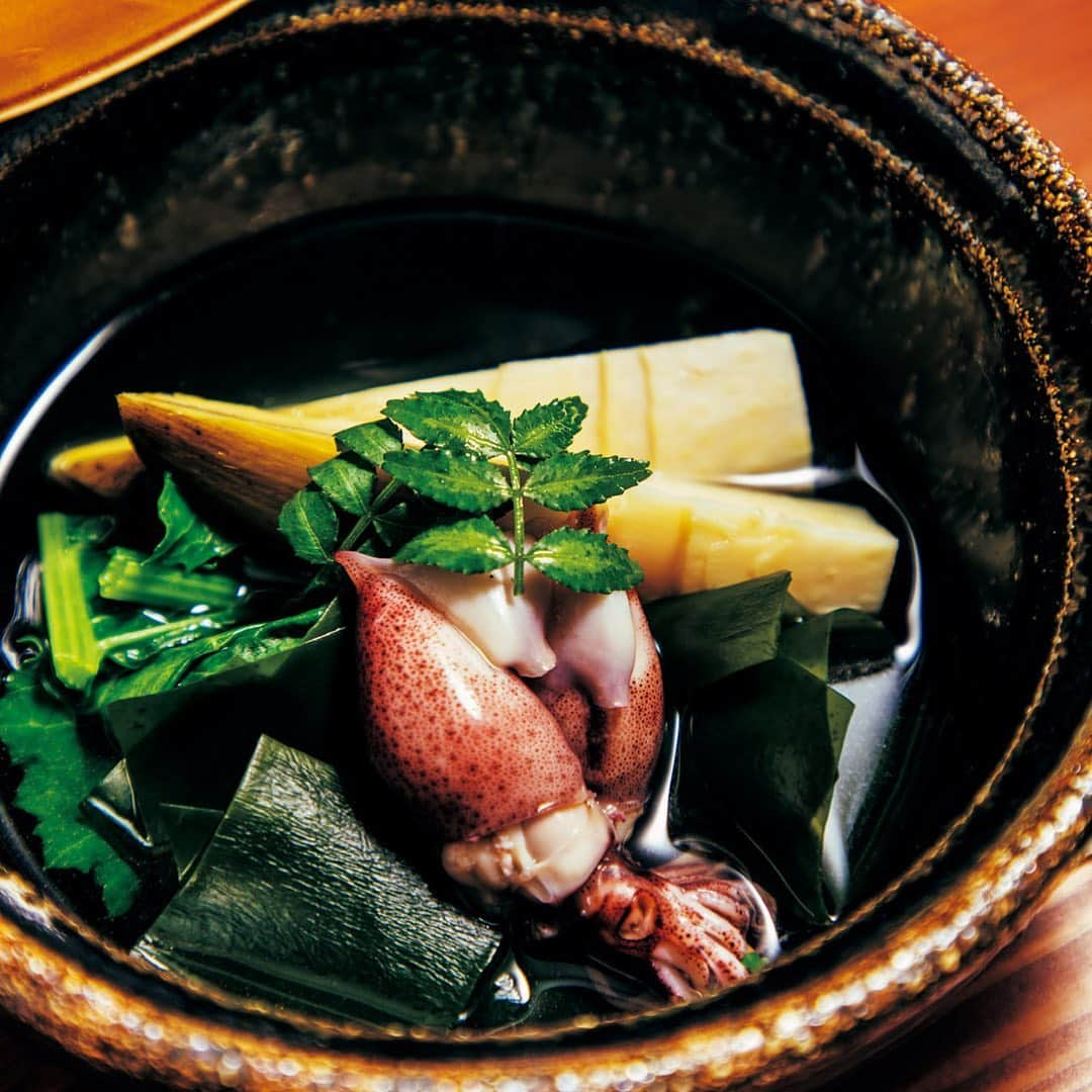 東京カレンダーさんのインスタグラム写真 - (東京カレンダーInstagram)「料亭クオリティの“おまかせ”を￥2,800で味わうお得感﻿ “料亭の味”は、丁寧な仕事の上に成り立つ。﻿ だから、自然と価格も上がるもの……。﻿ 手間暇をかけ、なお驚くべき低価格の“おまかせ”を出す一軒が話題だ。﻿ ⠀⠀⠀⠀⠀⠀⠀⠀⠀﻿ 写真▷﻿ ①酸味がまろやかでジューシーな八丈島の島レモンを台にした「刺身」。この日は鯛とブリ﻿ ﻿ ②前菜の「メヒカリの生干しの素揚げ」、漁師が作る「ホタルイカの置き漬け」﻿ ﻿ ③「ホタルイカと若竹煮」。ぎたろう軍鶏のガラと野菜で旨みを抽出した出汁で　﻿ ﻿ ④一羽まるごと仕入れる「ぎたろう軍鶏の焼き物」。滋味深い旨みが湧き上がる﻿ ⠀⠀⠀⠀⠀⠀⠀⠀⠀﻿ ⠀⠀⠀⠀⠀⠀⠀⠀⠀﻿ ★コースの詳細や店内の様子は﻿ 『月刊誌　東京カレンダー　2020年6月号 #大人もコスパは大事　』にて﻿ ⠀⠀⠀⠀⠀⠀⠀⠀⠀﻿ 【今回ご紹介したレストラン情報】﻿ 店名▷ #食堂あさぬま﻿ エリア▷#巣鴨﻿ 電話▷03-6314-9038﻿ ※お問い合わせの際は『東京カレンダーのインスタを見た』とお伝えいただければ幸いです。﻿ 住所▷豊島区巣鴨3-38-4 第三塚本荘 1号﻿ .﻿ .﻿ ーーーーーーー★ーーーーーーーー﻿ @tokyocalendar プロフィールURLの﻿ 東カレweb（アプリ）では、﻿ 高級グルメ情報や話題のレストラン、﻿ 手土産からテイクアウトグルメなど﻿ 東京のグルメ情報を幅広くご紹介。﻿ そして大人気コンテンツ、東カレweb小説や﻿ トレンドニュースも配信しております。﻿ ーーーーーーーーーーーーーーーー ﻿ ⠀⠀⠀⠀⠀⠀⠀⠀⠀﻿ #あさぬま #巣鴨駅 #巣鴨グルメ#和食 #料亭 #東カレ #tokyocalendar #東京グルメ #日本グルメ #日本美食 #東京美食 #東京和食 #定食 #コスパ最高　#巣鴨カフェ」6月17日 21時11分 - tokyocalendar