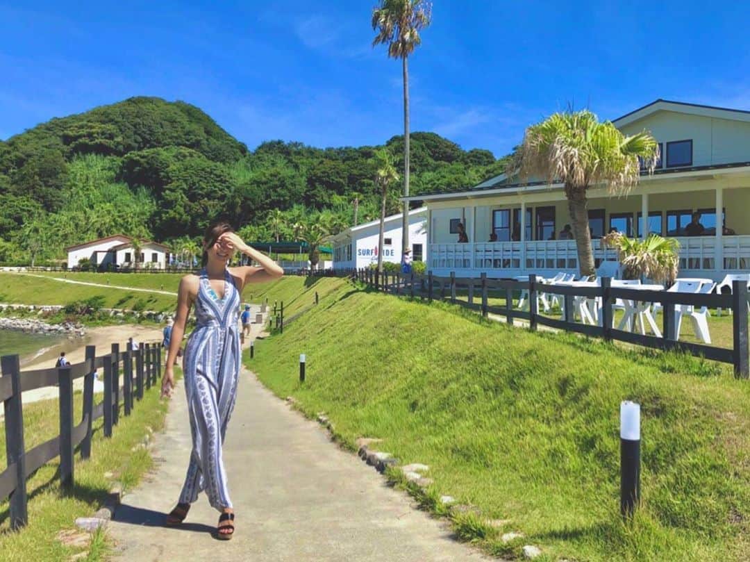 ほなみのインスタグラム：「. ビキニ着るときはこのワンピース率高い☺︎ . 上からするりと脱げるけん楽っちゃん✌️♡ . そしてバックが可愛いと😊 今年も海で着れるかな〜〜 .」