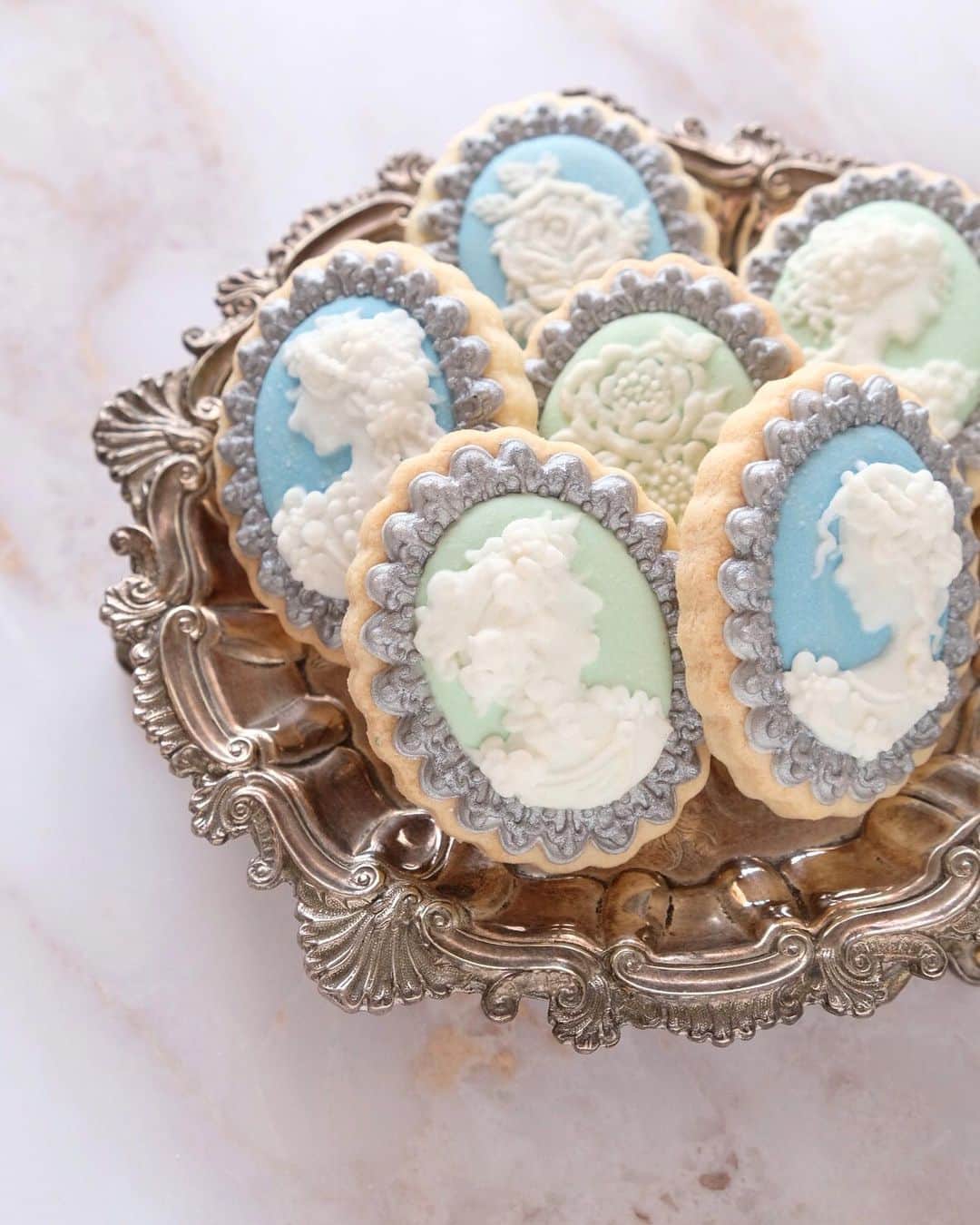 KUNIKAのインスタグラム：「Victorian cameo brooch cookies 💍﻿ ﻿ ロンドンにいた2年間は、ものづくりから離れ、ひたすら旅をして視野を広げる時間でした。 どこにも行けない今は、ひたすらアウトプットして沢山の作品を生み出す日々。﻿ 自分が空っぽにならない限り、このまま作り続けます。﻿ 充電が切れる前に、どうか世界が落ち着きますように...🙏﻿ ﻿ #artofkunika」