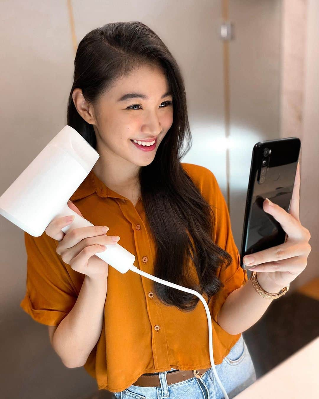 シャニ・インディラ・ナティオさんのインスタグラム写真 - (シャニ・インディラ・ナティオInstagram)「Hi semua, Xiaomi punya hairdryer canggih nih namanya Mi Ionic Hairdryer! Aku udh pakai dan suka bgttt🥺 Soalnya mengandung Water Ion yg bisa menjaga kelembapan rambut dan setelahnya jg terasa lebih halus! Hairdryer ini punya 3 mode suhu yg bisa kita pilih sendiri mau dingin, panas/keduanya. Walaupun rambut aku panjang hairdryer ini cepet bgt lho keringinnya jd ga makan bnyk waktu hehe Yg paling favorite sih designnya, simple tp elegan! Kamu jg bisa dapetin di mi.com/mi store/Xiaomi official store di e-commerce mulai 18 Juni 2020 dgn harga 649.000 samaan yuk? @xiaomi.indonesia #XiaomiIndonesia #CewekPilihXiaomi」6月17日 21時25分 - jkt48shani