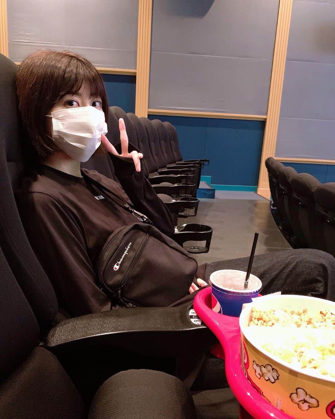 のインスタグラム：「. あす18日と20日の２日間 Abema、ウィンチケットにて GⅠ高松宮記念杯競輪の特番に出演します⭐️ 時間は14:30〜17:00です🙌🏻 . いつもミッドナイト競輪を進行＆予想していますが、 GⅠレースは初めてなので今からドキドキです😳 ぜひご覧ください〜！ . #デート風写真 #そうタイ料理の日です #久しぶりに映画も観たんです」