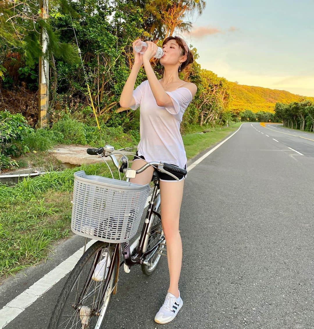 茉晶さんのインスタグラム写真 - (茉晶Instagram)「#往左滑  今天是運動女孩👧 騎著單車，追著夕陽🌇 度過悠閒的一天」6月17日 21時26分 - lin.mo.jing