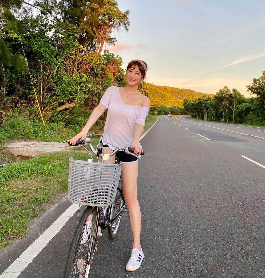 茉晶さんのインスタグラム写真 - (茉晶Instagram)「#往左滑  今天是運動女孩👧 騎著單車，追著夕陽🌇 度過悠閒的一天」6月17日 21時26分 - lin.mo.jing