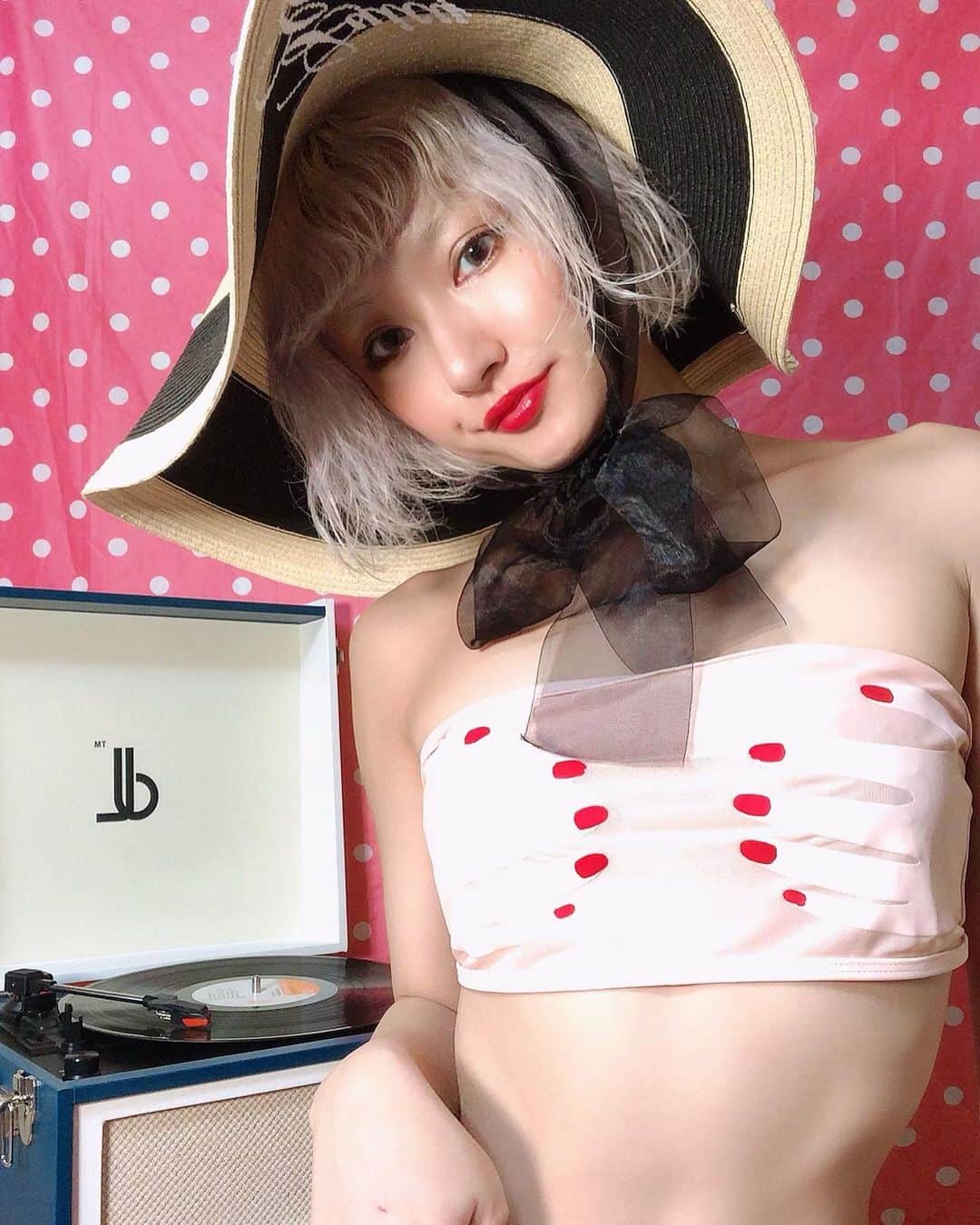 のインスタグラム：「先日寝坊して楽しみにしていた @privatesalonamour さんとの船🚢イベント行けなかったから着たかった水着着て👙リメイクしたお帽子かぶって実家用に買ったレコードプレイヤーで父親の懐かしソング集聴きながら、なんちゃってビーチ行ってる気分🏖ww (今日はBOB DYLANとThe Venturesです笑) 誰か私を海に連れてって🤣🤣❤️ ・ LA取り寄せの手ブラ水着はアメリカンサイズ過ぎて危なっかしいので今日からせっせとナイトブラで育乳します😃かしこ　笑 なんか痩せたんだよな〜でも筋肉落ちたからやぱトレーニングしなきゃ🥱 #水着 #swimwear #diet #背景はイチナナライブ用のそれ」