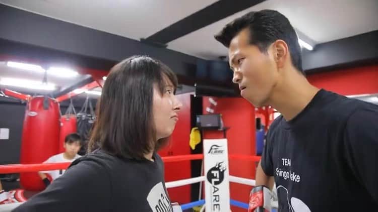 小田島沙知（かぎしっぽ）のインスタグラム：「ジムの看板ボクサー和氣慎吾選手のYouTube「和氣慎吾リーゼントチャンネル」に出させていただきました！ そして今日アップされました！ 編集すご！！ そして私は和氣さんを殴れたのか？！ ちびっこギャングも大活躍！！ まじ見て欲しいから見てねー！  #かぎしっぽさち #和氣慎吾　さん #リーゼントチャンネル #殴られ屋 #ちびっこギャング #flare山上ボクシング #ジム #ボクシング #youtube  #編集すごい #まじ見てほしい #見てね」