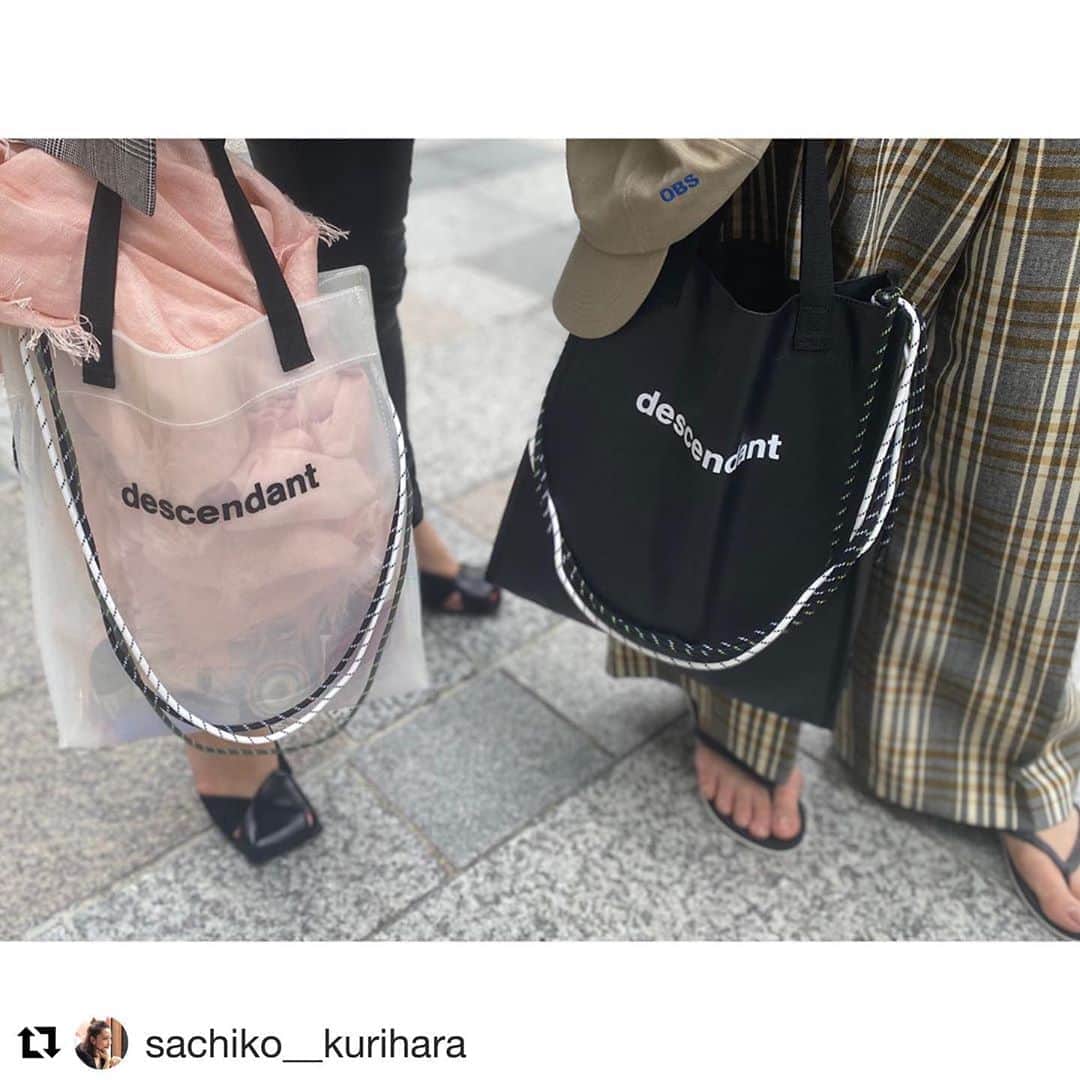 亀恭子のインスタグラム：「with @sachiko__kurihara ❤︎ . . . 好きなものが似ていて、 待ち合わせすると偶然おそろい。なんてこともしばしば^ ^ . . この日は @elendeek × @dcdt_2014  のバッグ。 . . このバッグ、かなりヘビロテ中です❤︎ . . someday's… #bag #elendeek ×#dcdt_2014 #❤︎ . . #Repost @sachiko__kurihara with @get_repost ・・・ ✴︎ いつもどこかがオソロになりがちな @kame_kyo と👯‍♀️ . この日は @elendeek × @dcdt_2014 のバックが色違い🤍🖤 （私のストールのツッコミ具合はスルーしてください😅） . 💻も入るし（この日はiPadだけどw） 斜めがけもできるから、サブバックとしても大活躍✨ （👉2枚目） . . #friend #outfit #ootd #fashion #coordinate #stylepost #instafashion #instadaily #instalike #instagood #instapic #bottegaveneta #elendeek #elendeek_snap #descendant #asaucemeler #コーディネート #コーデ #ファッション #春コーデ #エレンディーク #アソースメレ」