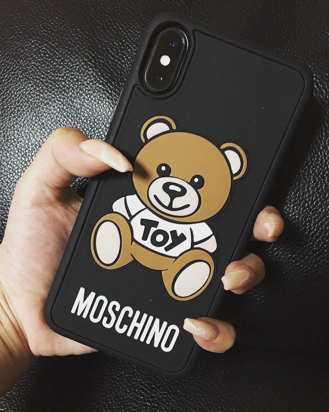 黒咲ゆうきのインスタグラム：「iPhoneカバーとガラスフィルム変えたー❗️ iPhone意外ともろいから💦 iPhoneカバーはくまさんのMOSCHINO❤️ 熊が可愛すぎる🧸💕 MOSCHINOのTシャツも欲しい❤️ #携帯カバー #ガラスフィルム　#交換  #moschino  #くま #可愛い」